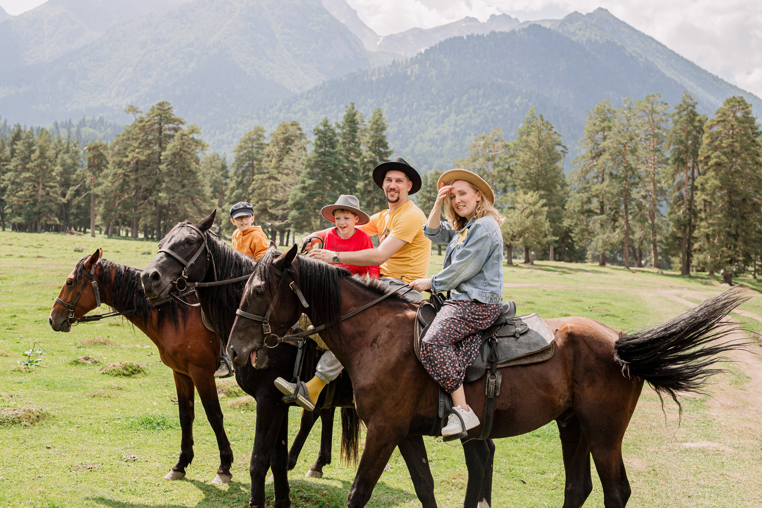 Архыз, горы, лес, семейная съемка в горах, Выездная съемка, фотограф на выезд, семейный фотограф в Астрахани, семейный фотограф, прогулка на лошадях, фотосессия с лошадями, 