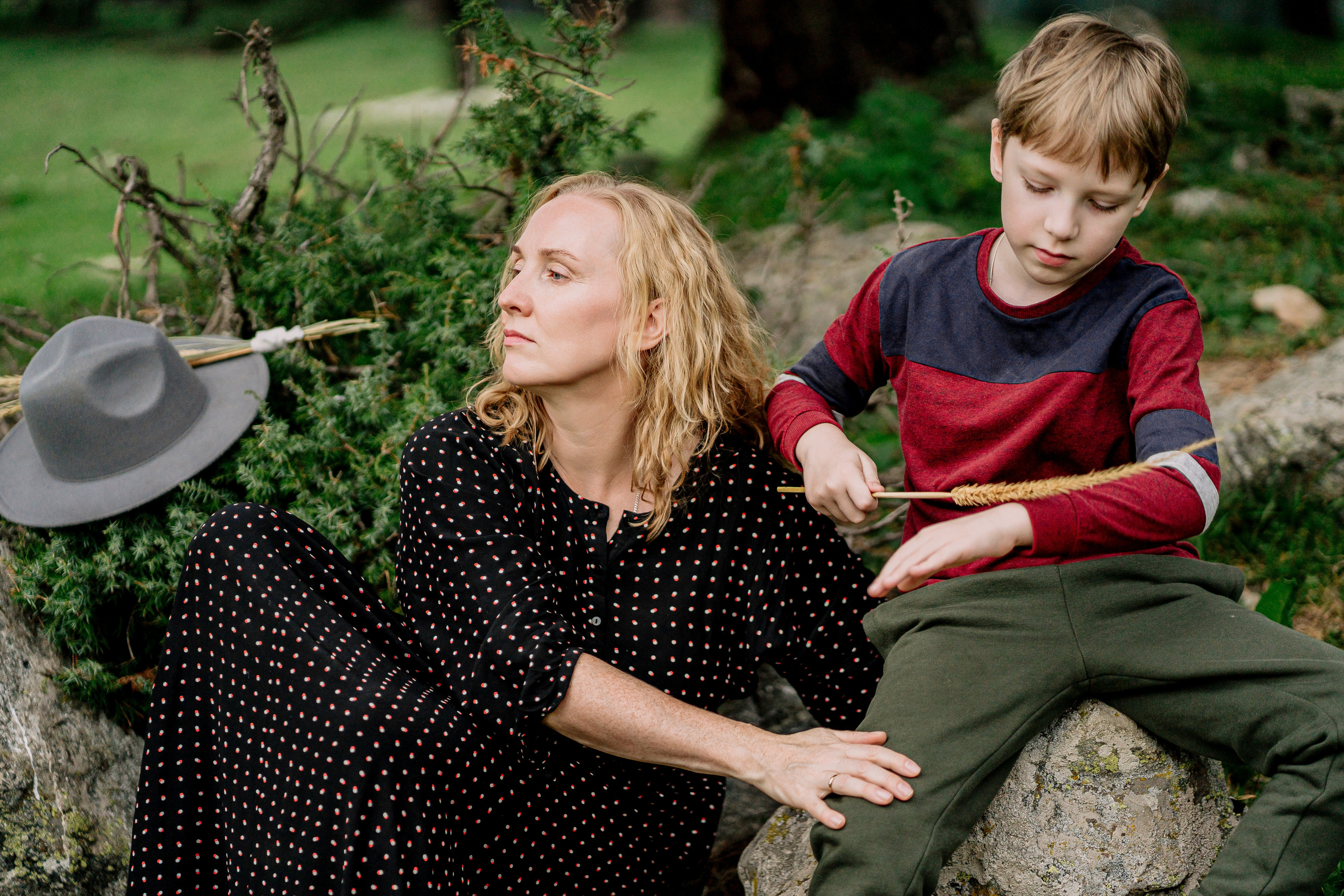 Архыз, горы, лес, семейная съемка в горах, Выездная съемка, фотограф на выезд, семейный фотограф в Астрахани, семейный фотограф, Мама с сыном, 