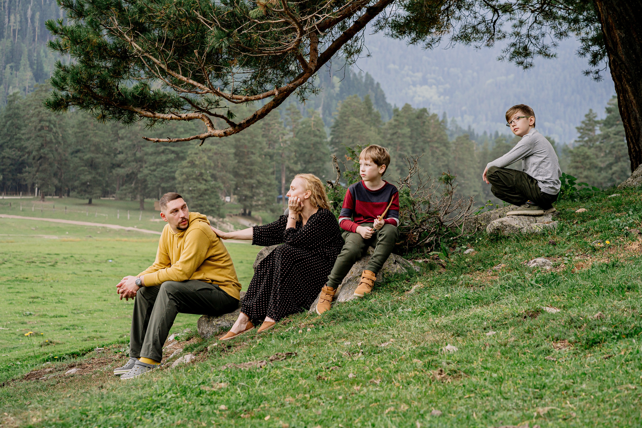 Архыз, горы, лес, семейная съемка в горах, Выездная съемка, фотограф на выезд, семейный фотограф в Астрахани, семейный фотограф,  семейный портрет в горах под деревом