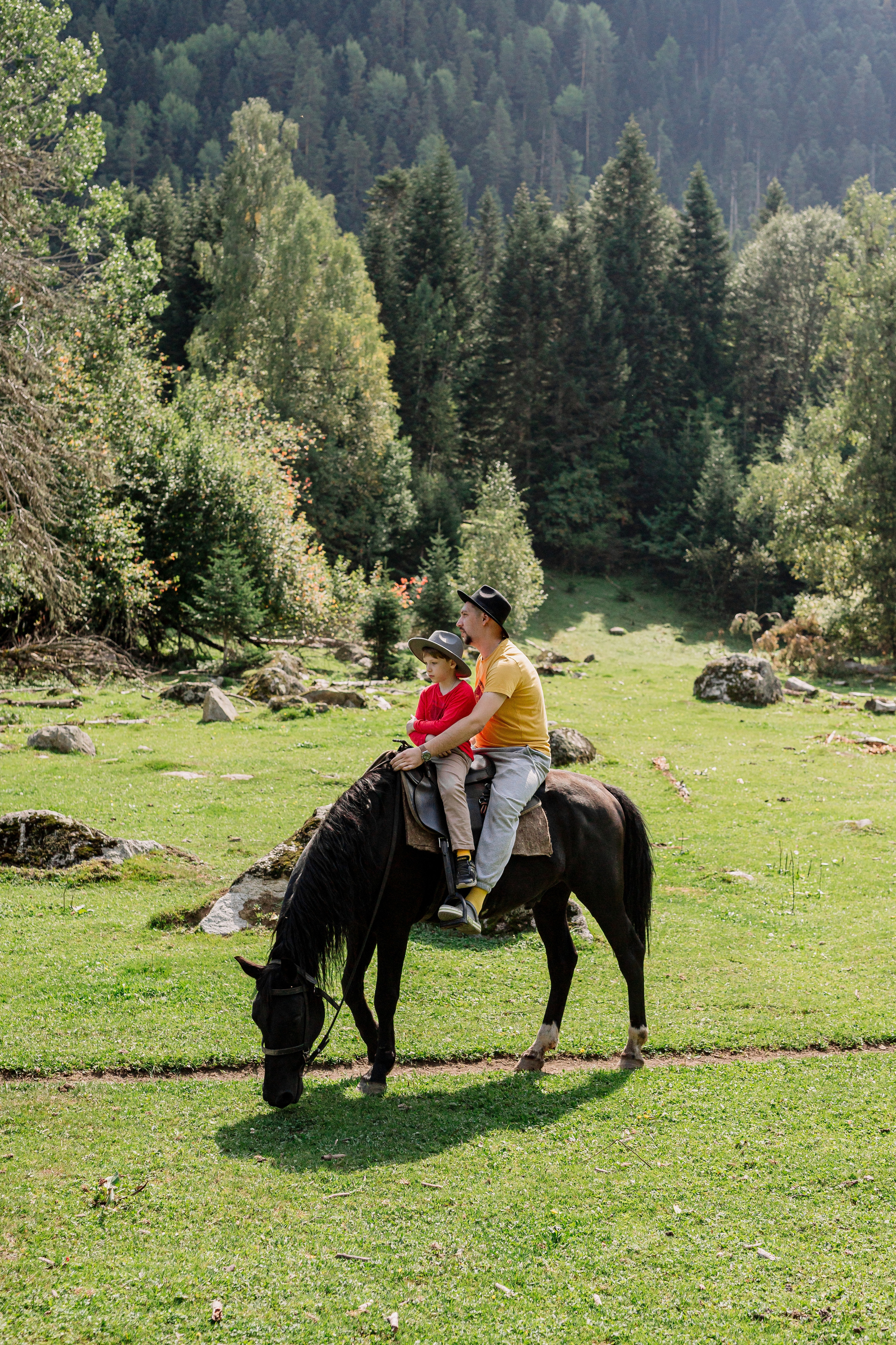  Архыз, горы, лес, семейная съемка в горах, Выездная съемка, фотограф на выезд, семейный фотограф в Астрахани, семейный фотограф, прогулка на лошадях, фотосессия с лошадями, 