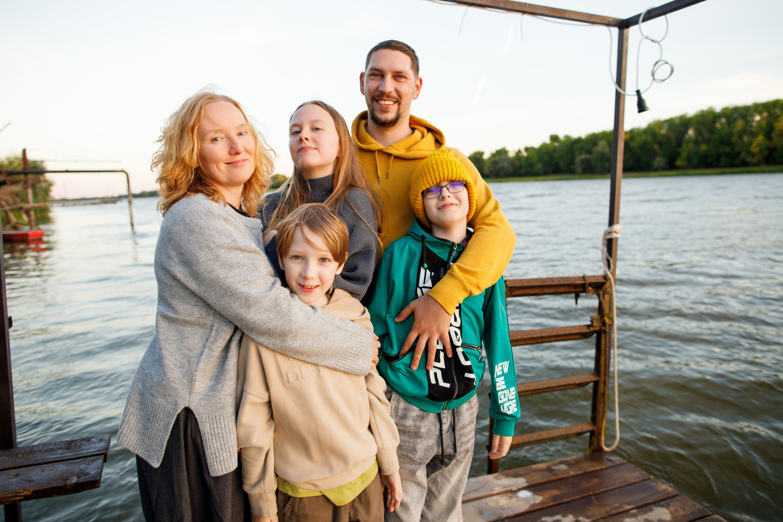 Семейный фотограф в Астрахани, семейная съемка в Астрахани, съемка дома в Астрахани, семейная прогулка по берегу реки, семейный портрет у реки 