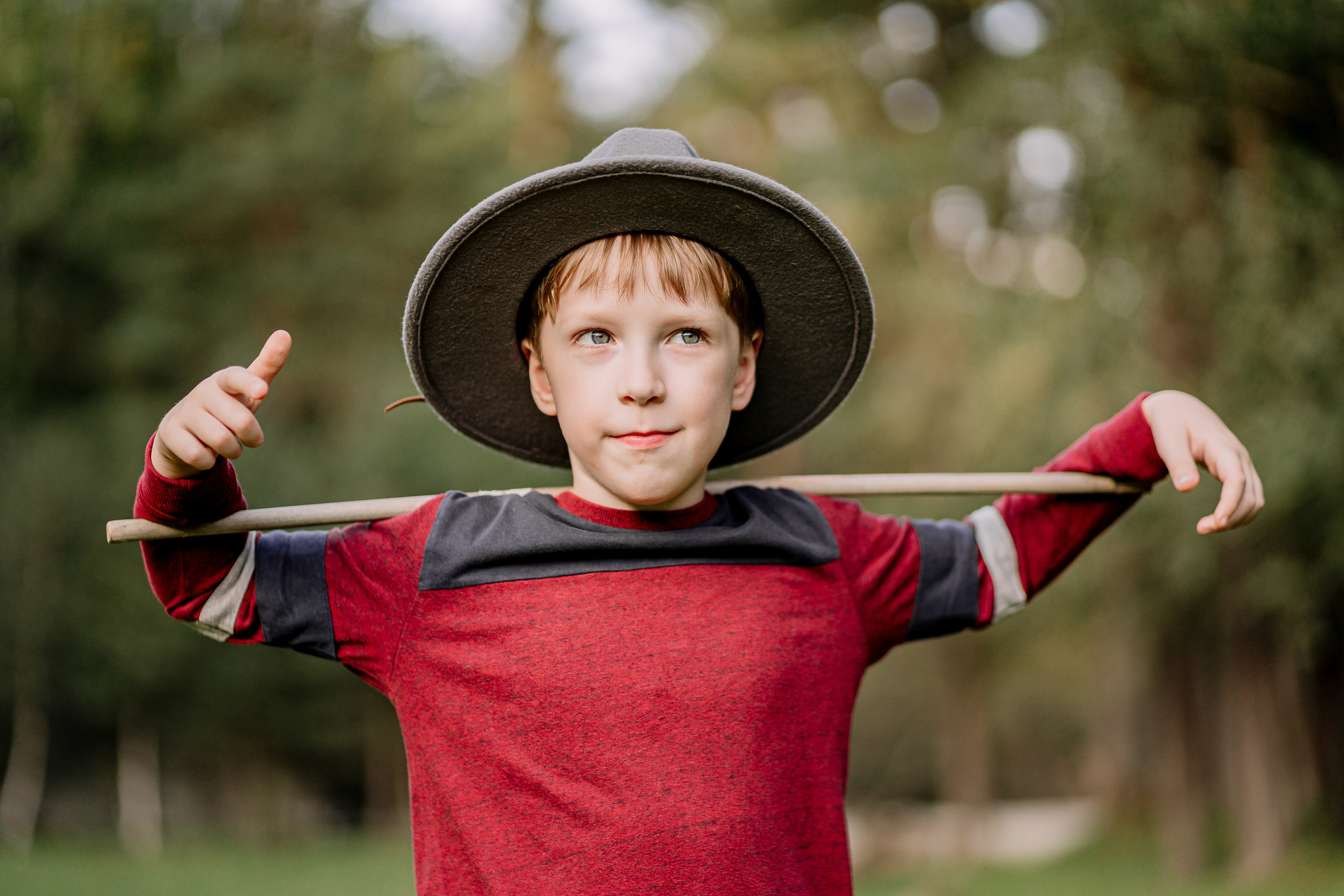 Архыз, горы, лес, семейная съемка в горах, Выездная съемка, фотограф на выезд, семейный фотограф в Астрахани, семейный фотограф, крупный портрет мальчика в шляпе