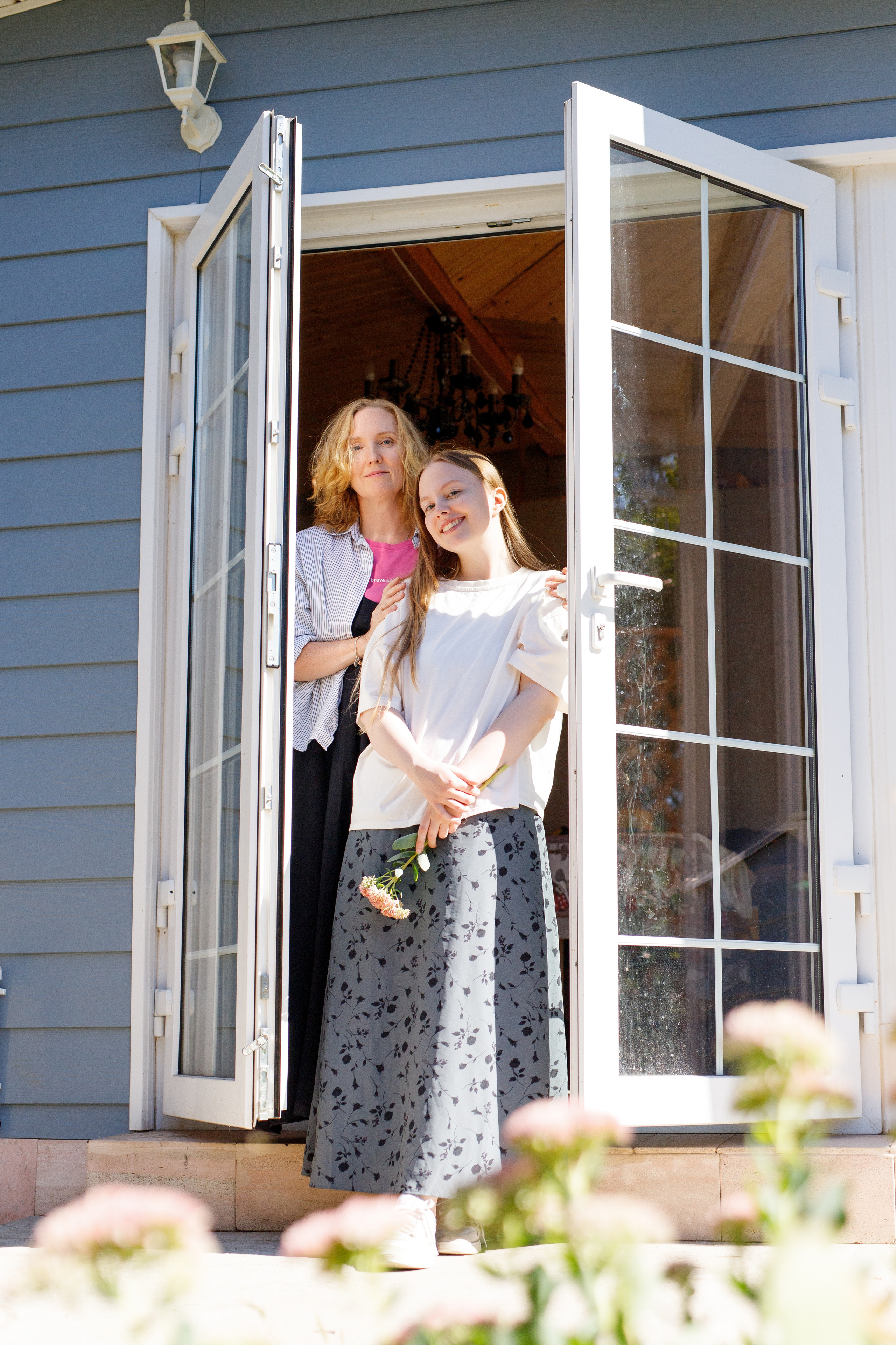 Семейный фотограф в Астрахани, семейная съемка в Астрахани, съемка дома в Астрахани, съемка в загородном доме, съемка на даче, Мама с дочкой, портрет мамы с дочкой на доче