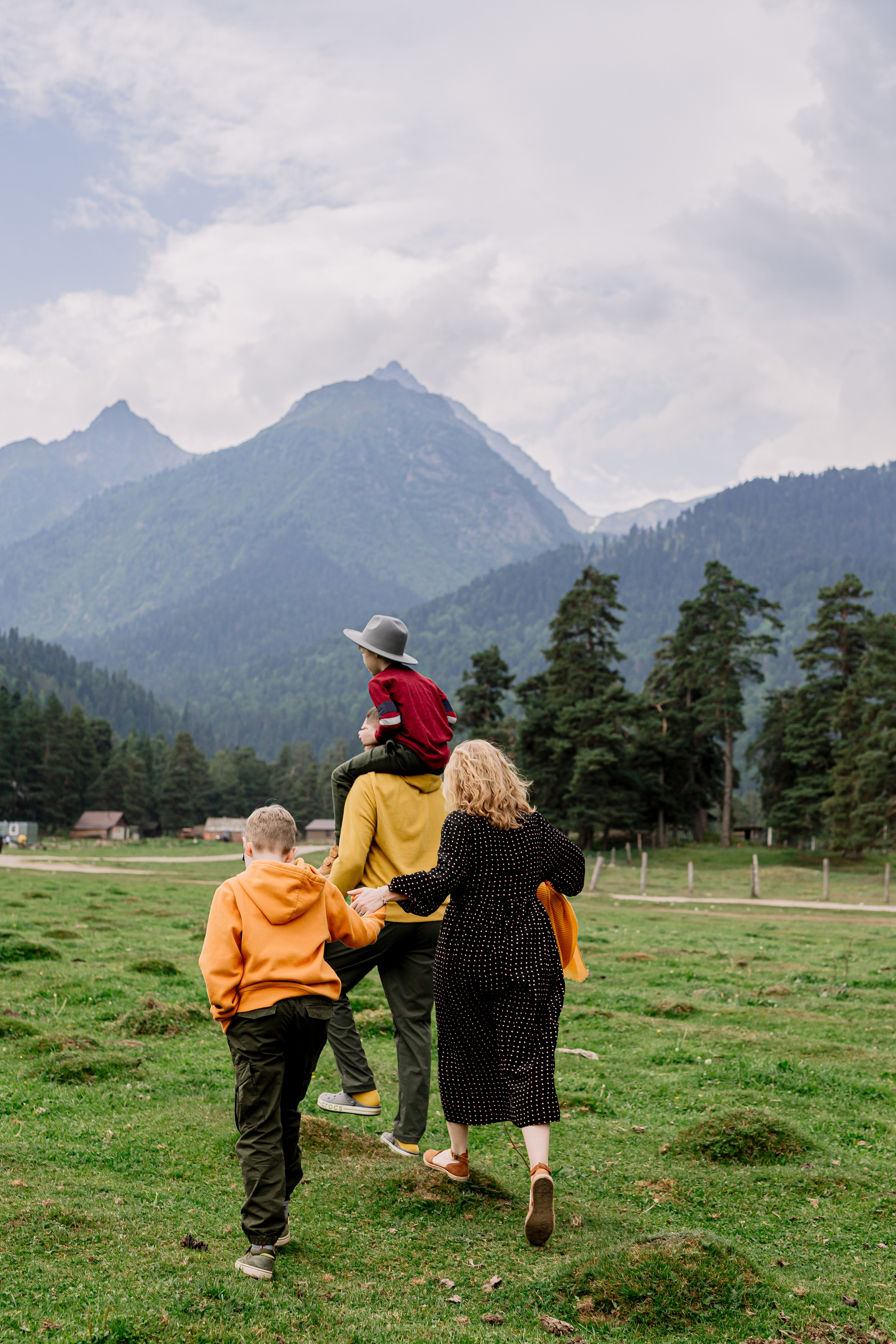Архыз, горы, лес, семейная съемка в горах, Выездная съемка, фотограф на выезд, семейный фотограф в Астрахани, семейный фотограф, семья веселиться, гуляет в горах, семейный портрет, желтый шарф