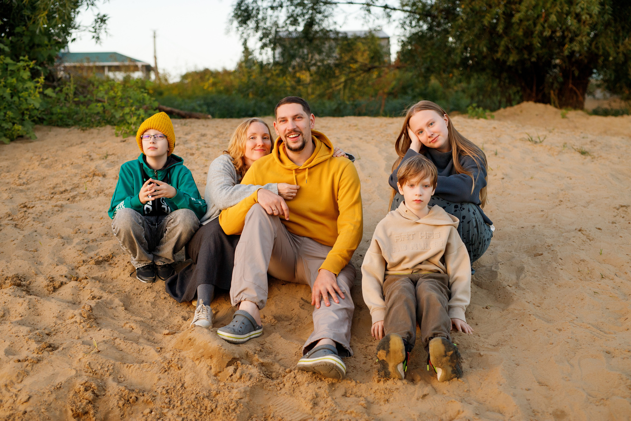 Семейный фотограф в Астрахани, семейная съемка в Астрахани, съемка дома в Астрахани, семейная прогулка по берегу реки, семейный портрет у реки 