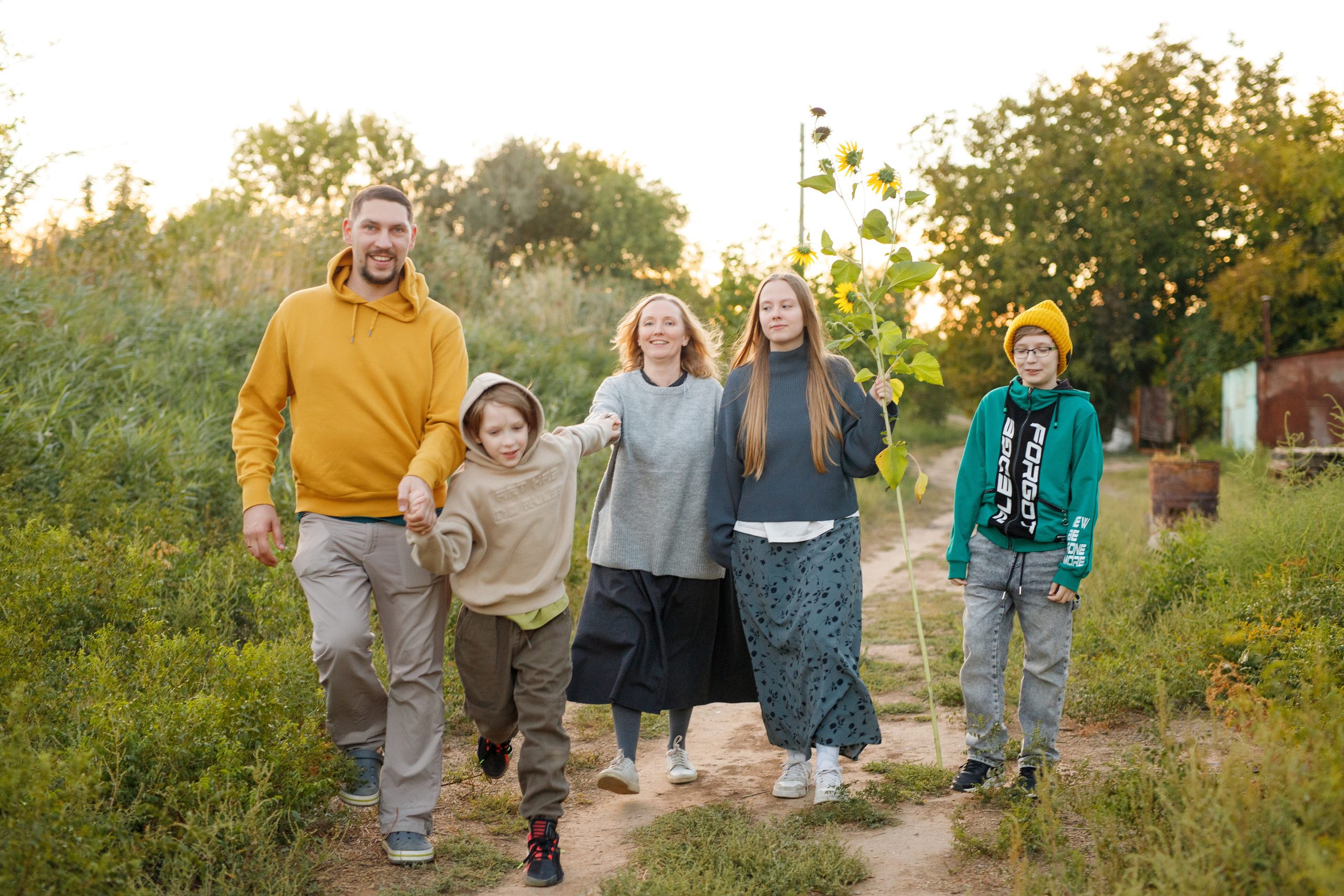 Семейный фотограф в Астрахани, семейная съемка в Астрахани, съемка дома в Астрахани, семейная прогулка по берегу реки, семейный портрет у реки 