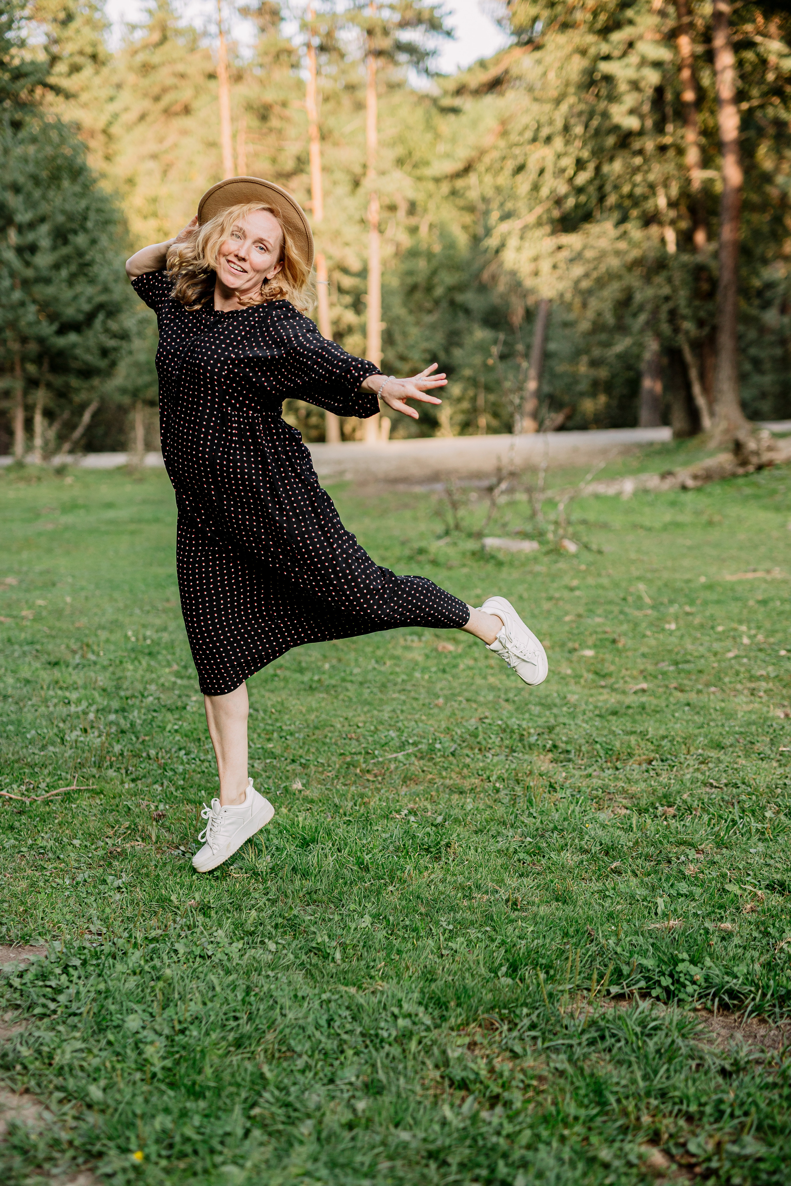 Архыз, горы, лес, семейная съемка в горах, Выездная съемка, фотограф на выезд, семейный фотограф в Астрахани, семейный фотограф, портрет денщины в шляпе в горах, женщина танцует в шляпе, женщина прыгает на поляне в шляпе