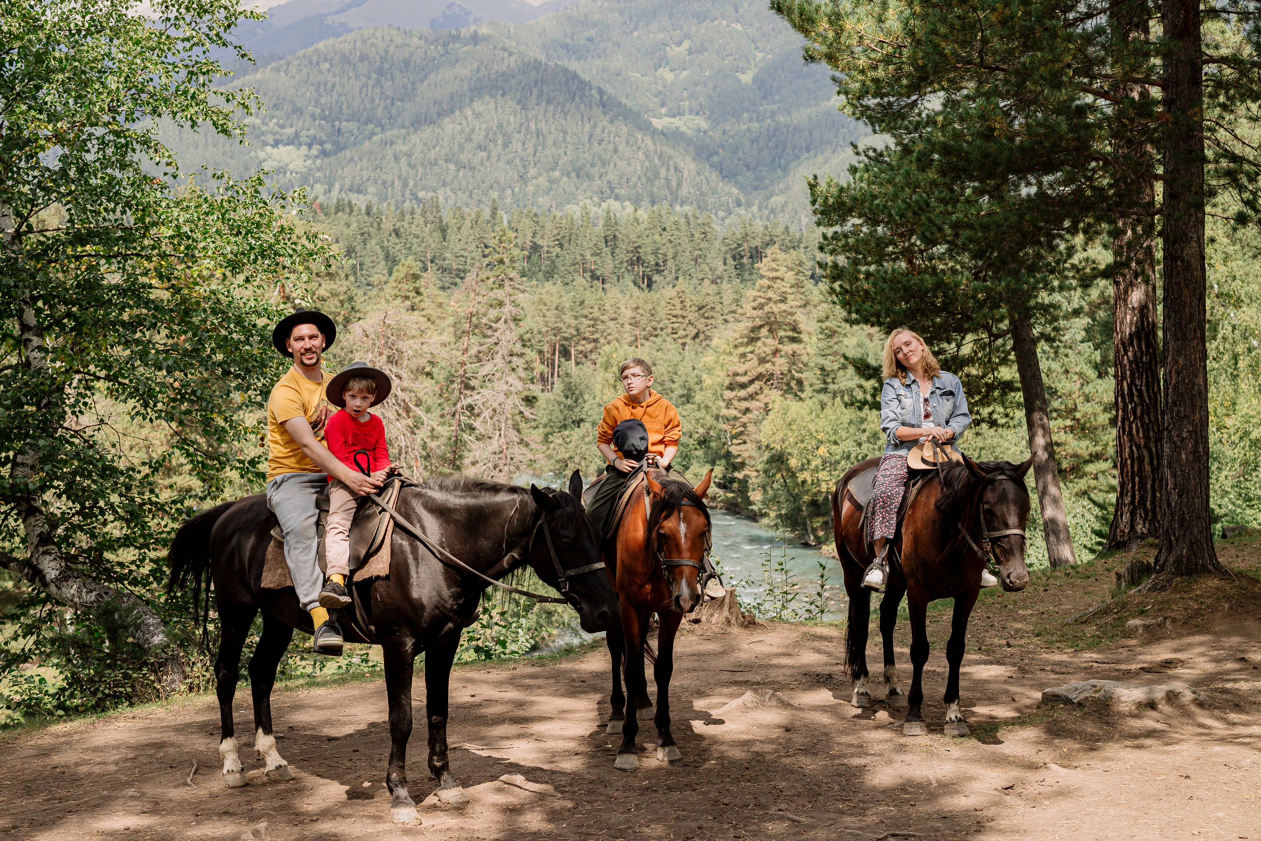  Архыз, горы, лес, семейная съемка в горах, Выездная съемка, фотограф на выезд, семейный фотограф в Астрахани, семейный фотограф, прогулка на лошадях, фотосессия с лошадями, 