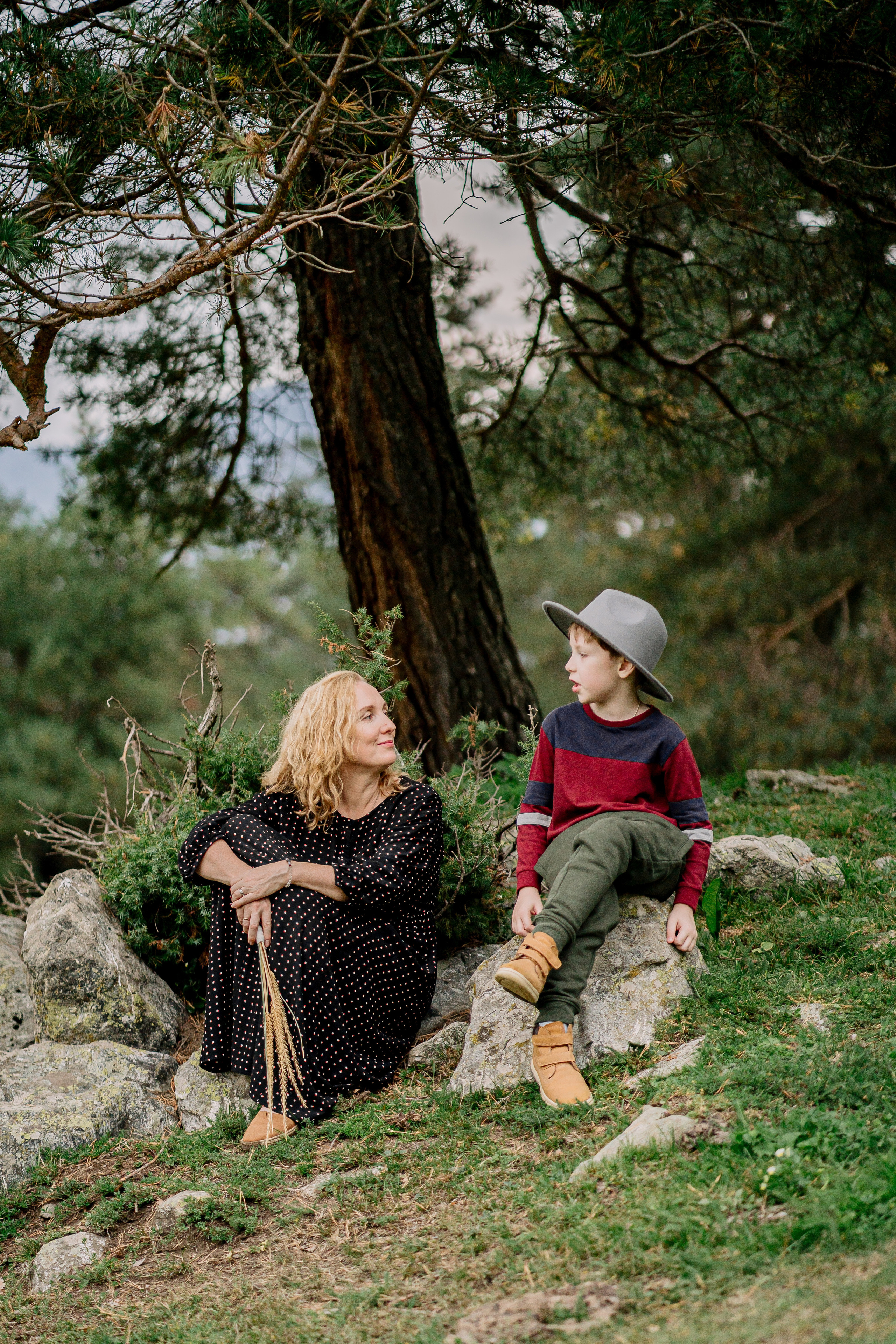 Архыз, горы, лес, семейная съемка в горах, Выездная съемка, фотограф на выезд, семейный фотограф в Астрахани, семейный фотограф, Мама с сыном, 