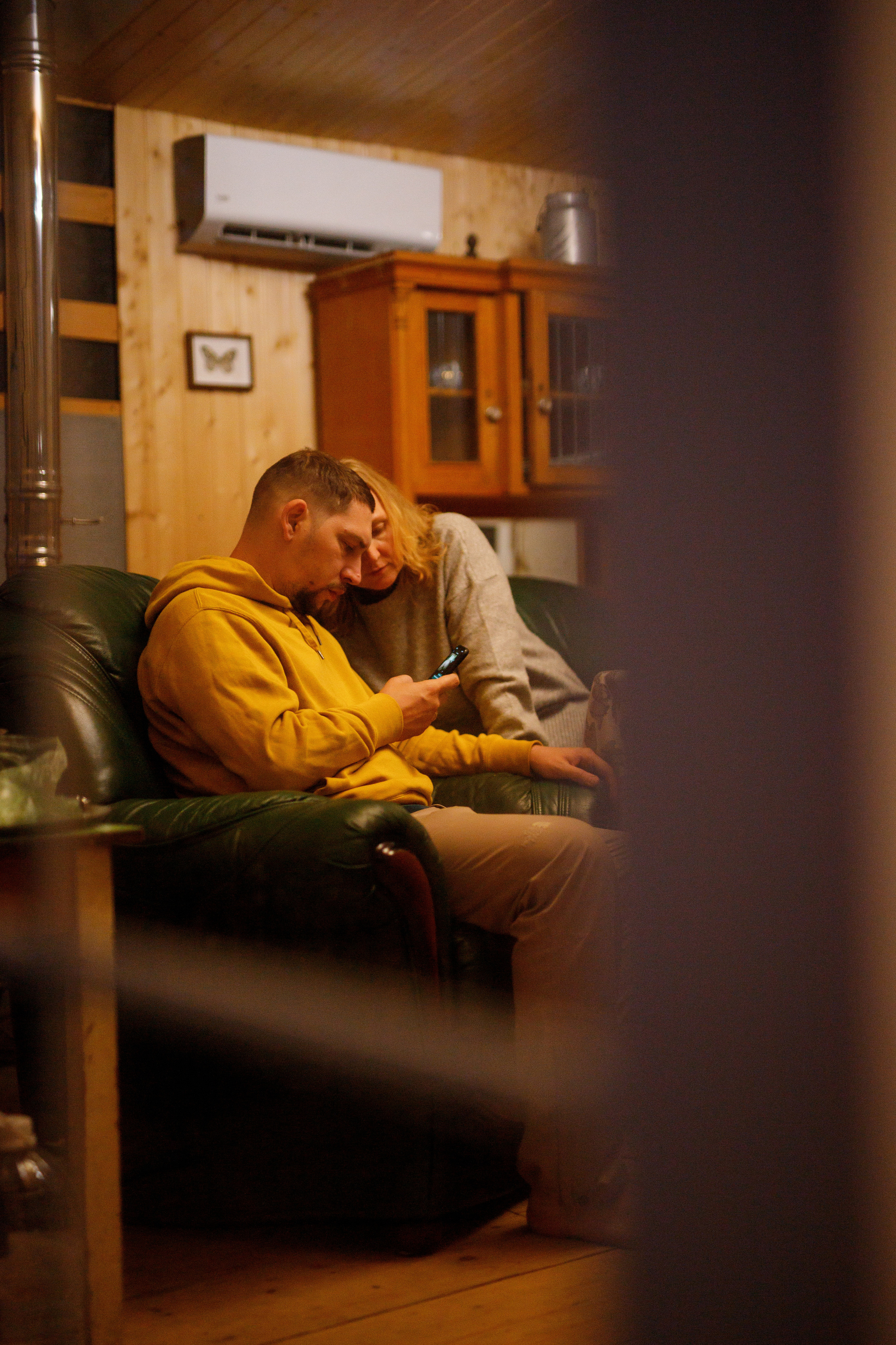 Семейный фотограф в Астрахани, семейная съемка в Астрахани, съемка дома в Астрахани, съемка в загородном доме, съемка на даче, ночная съемка, пара сидит ночью в загородном домике