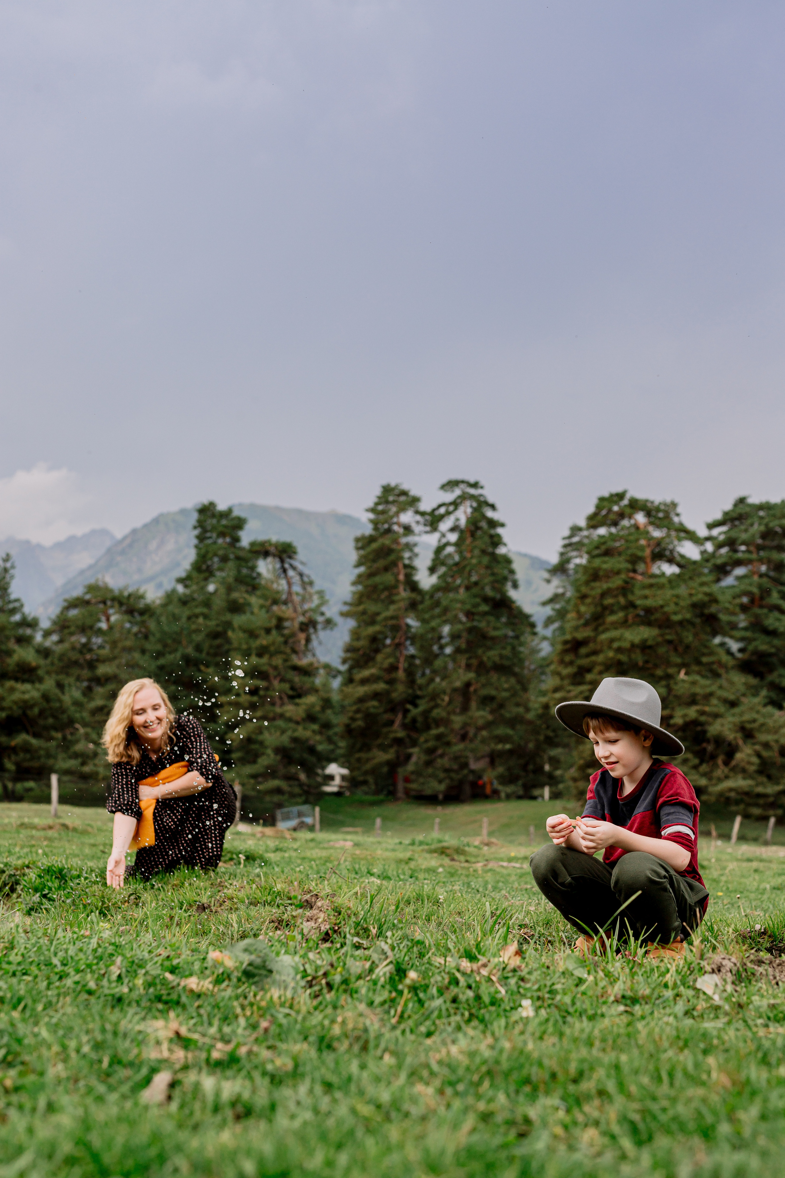 Архыз, горы, лес, семейная съемка в горах, Выездная съемка, фотограф на выезд, семейный фотограф в Астрахани, семейный фотограф, Мама с сыном, 