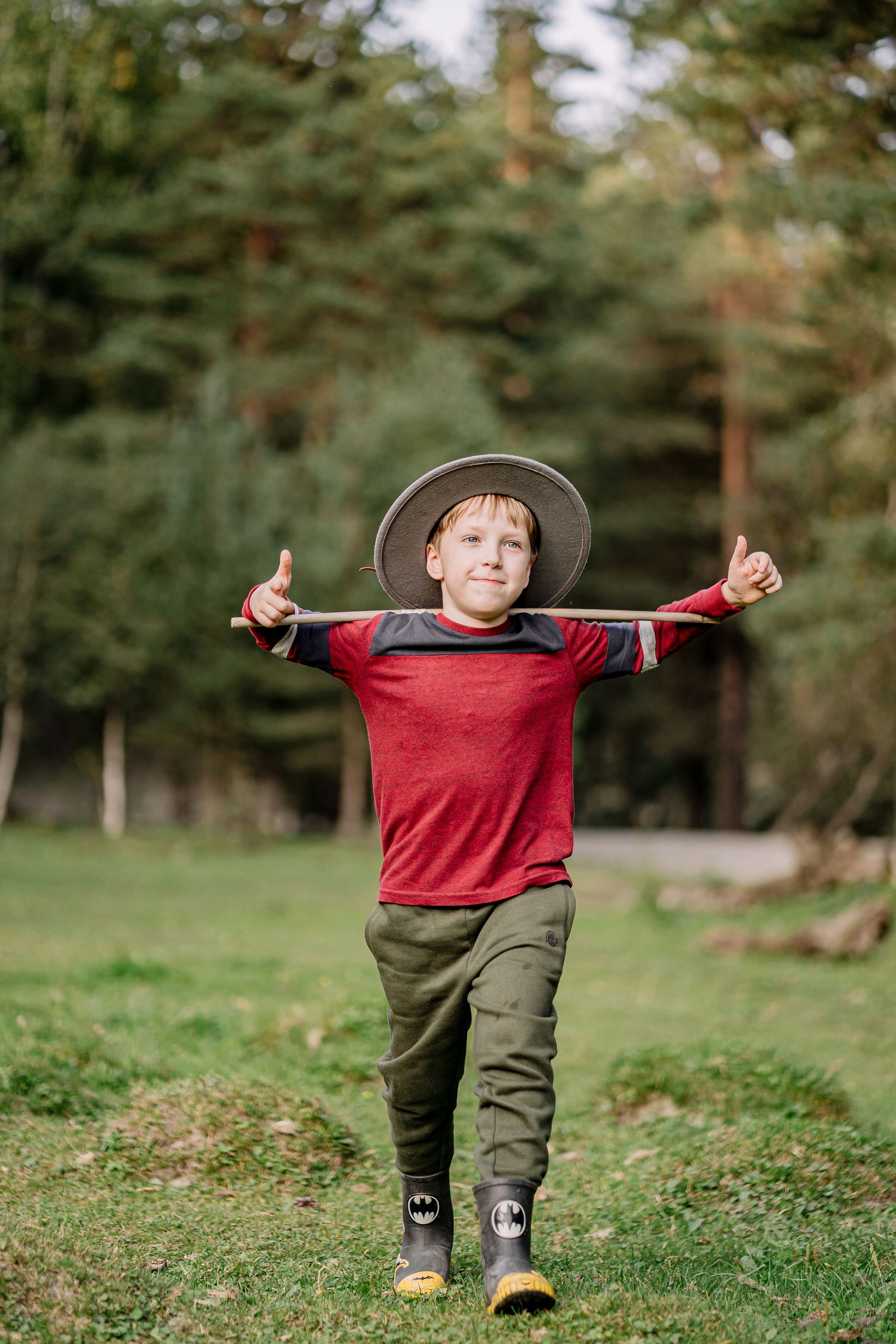 Архыз, горы, лес, семейная съемка в горах, Выездная съемка, фотограф на выезд, семейный фотограф в Астрахани, семейный фотограф, портрет мальчика в шляпе