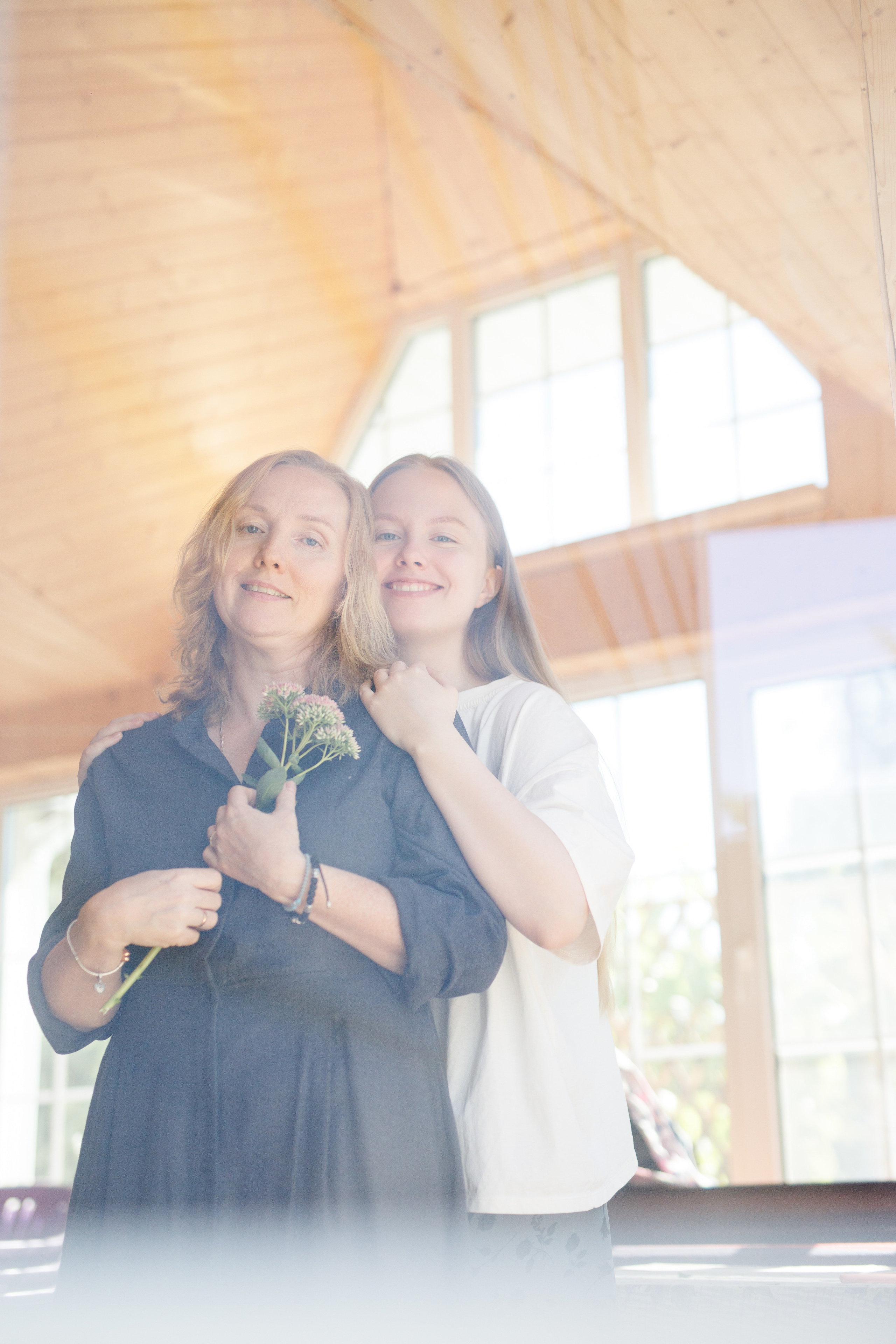 Семейный фотограф в Астрахани, семейная съемка в Астрахани, съемка дома в Астрахани, съемка в загородном доме, съемка на даче, Мама с дочкой, портрет мамы с дочкой на доче