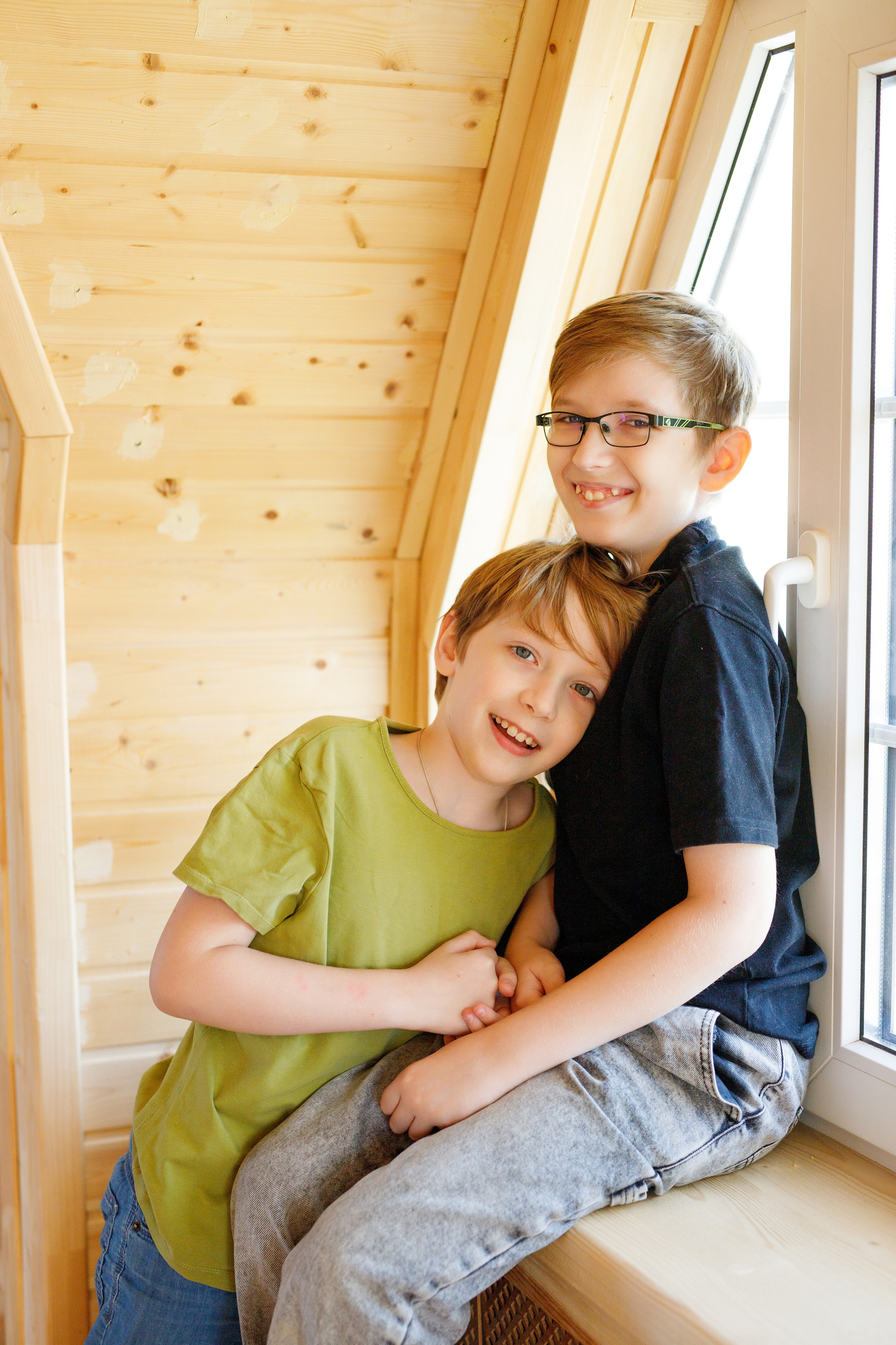 Семейный фотограф в Астрахани, семейная съемка в Астрахани, съемка дома в Астрахани, съемка в загородном доме, съемка на даче, портрет двух братьев, два брата обнимаются