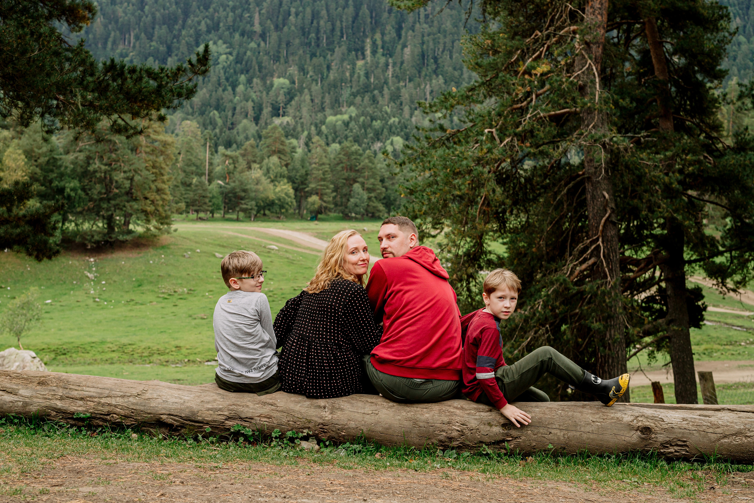 Архыз, горы, лес, семейная съемка в горах, Выездная съемка, фотограф на выезд, семейный фотограф в Астрахани, семейный фотограф,  семейный портрет в горах 