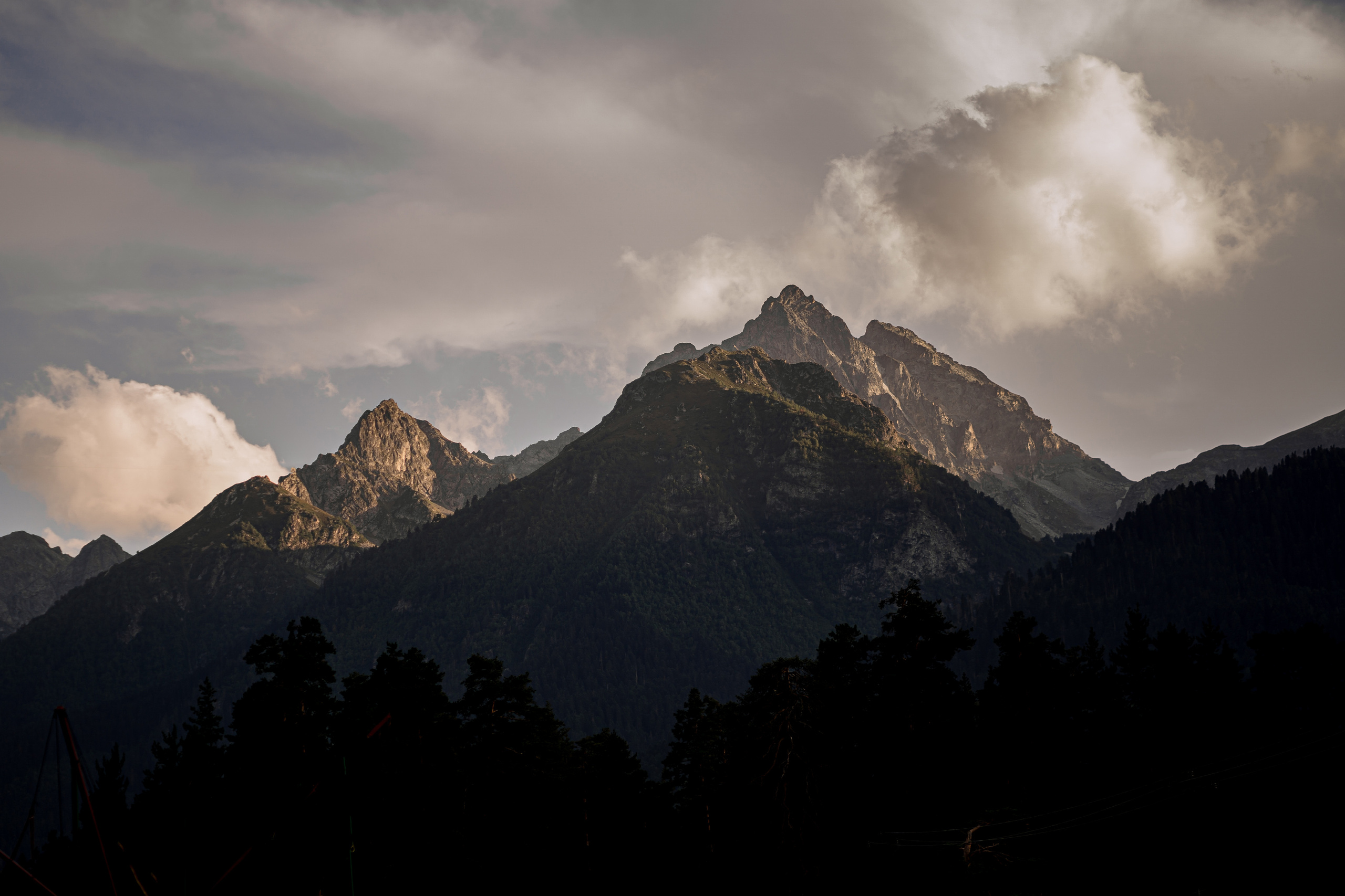 Архыз, горы, лес, семейная съемка в горах, облака, семейный фотограф