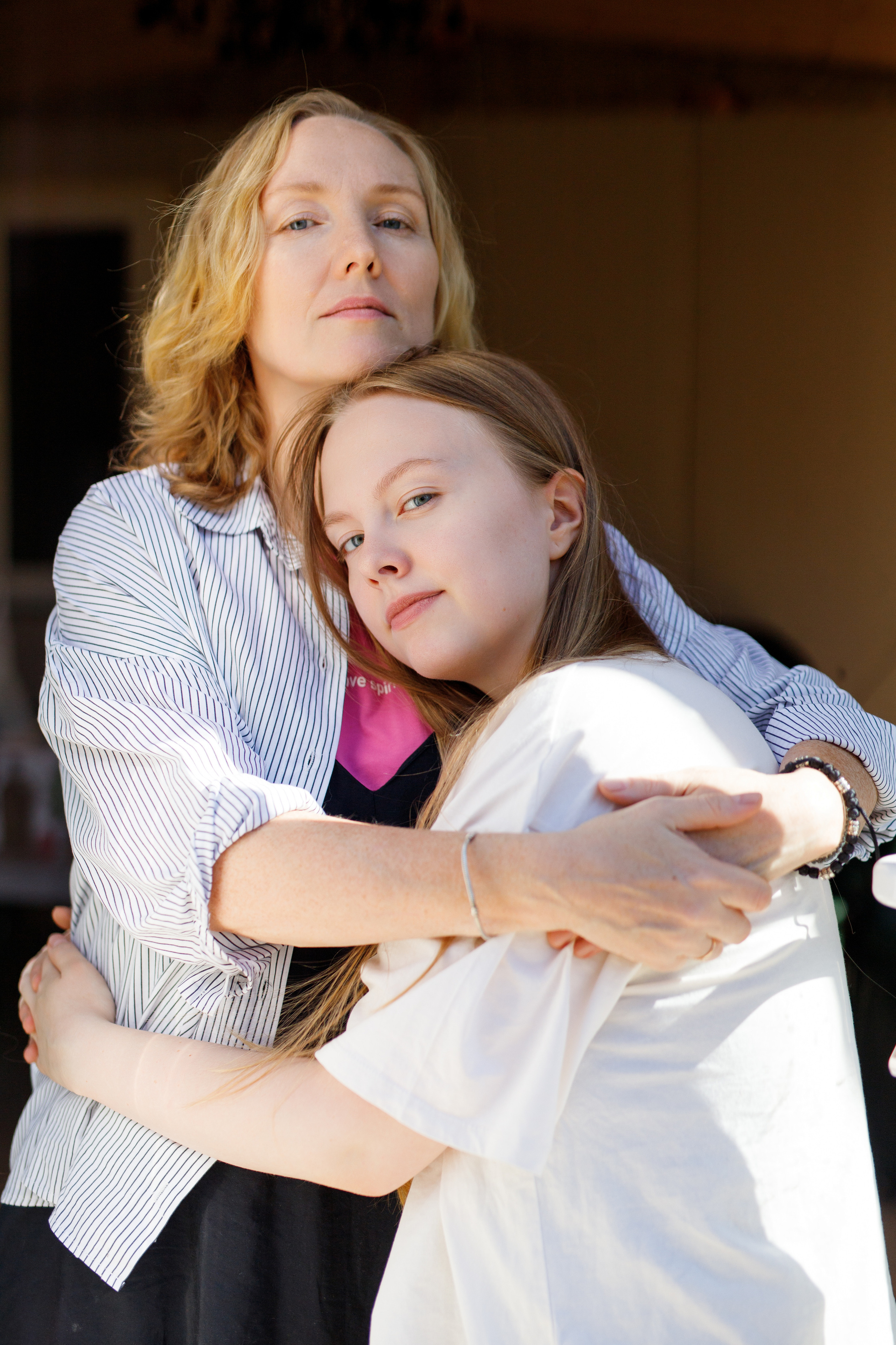 Семейный фотограф в Астрахани, семейная съемка в Астрахани, съемка дома в Астрахани, съемка в загородном доме, съемка на даче, Мама с дочкой, портрет мамы с дочкой на доче