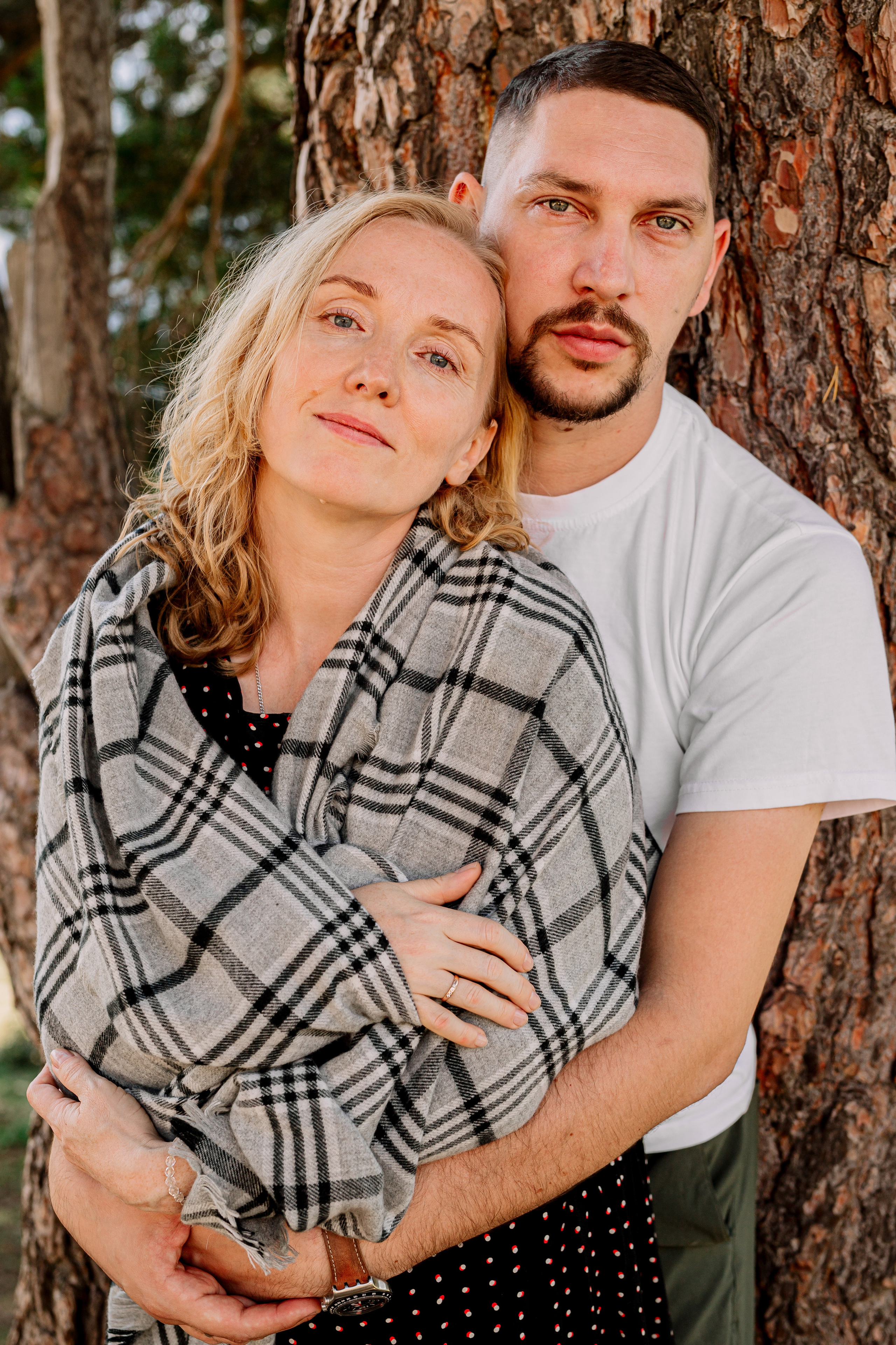 Архыз, горы, лес, семейная съемка в горах, Выездная съемка, фотограф на выезд, семейный фотограф в Астрахани, семейный фотограф,  фотография пары под очень большим деревом