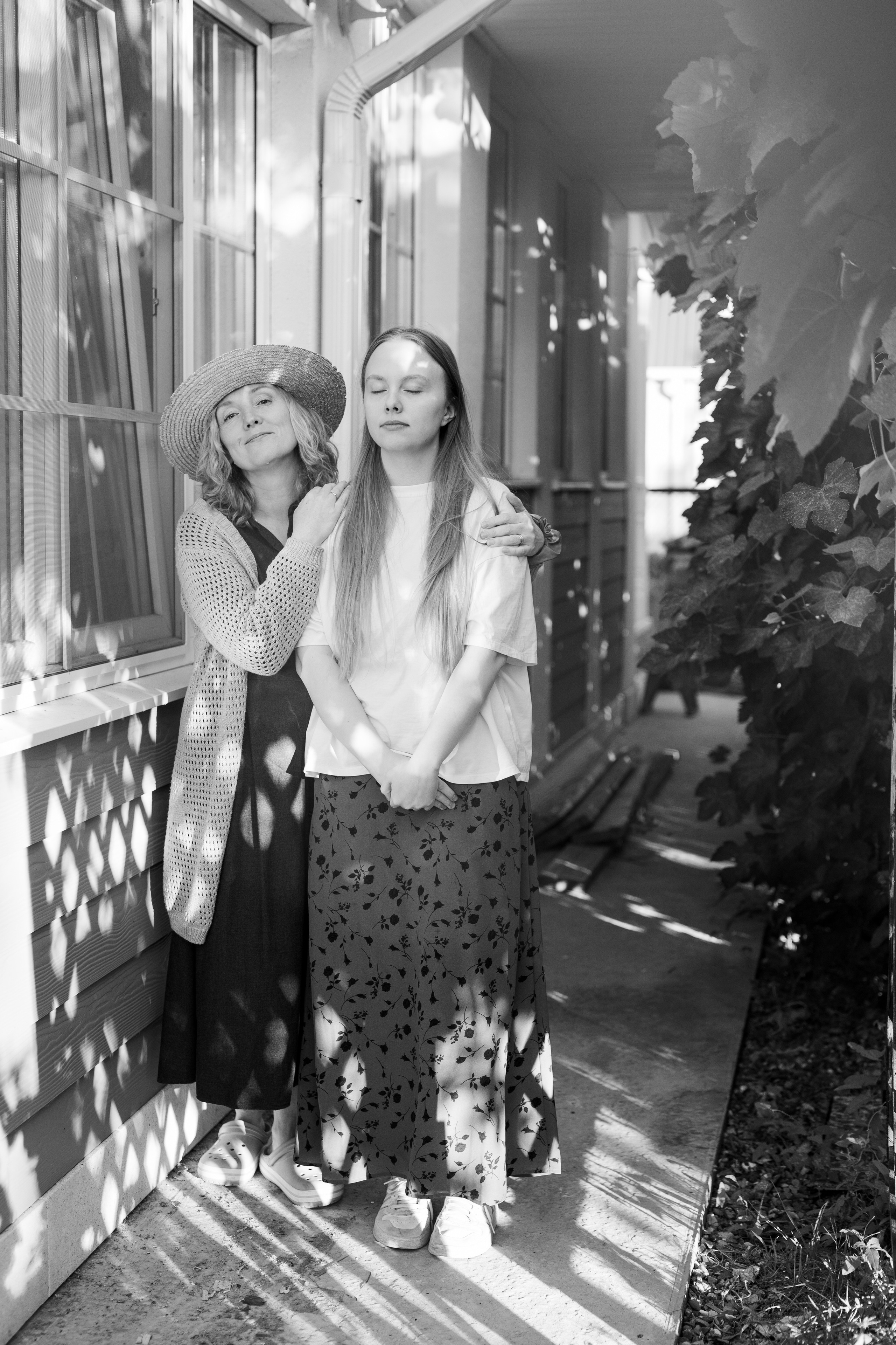 Семейный фотограф в Астрахани, семейная съемка в Астрахани, съемка дома в Астрахани, съемка в загородном доме, съемка на даче, Мама с дочкой, портрет мамы с дочкой на доче