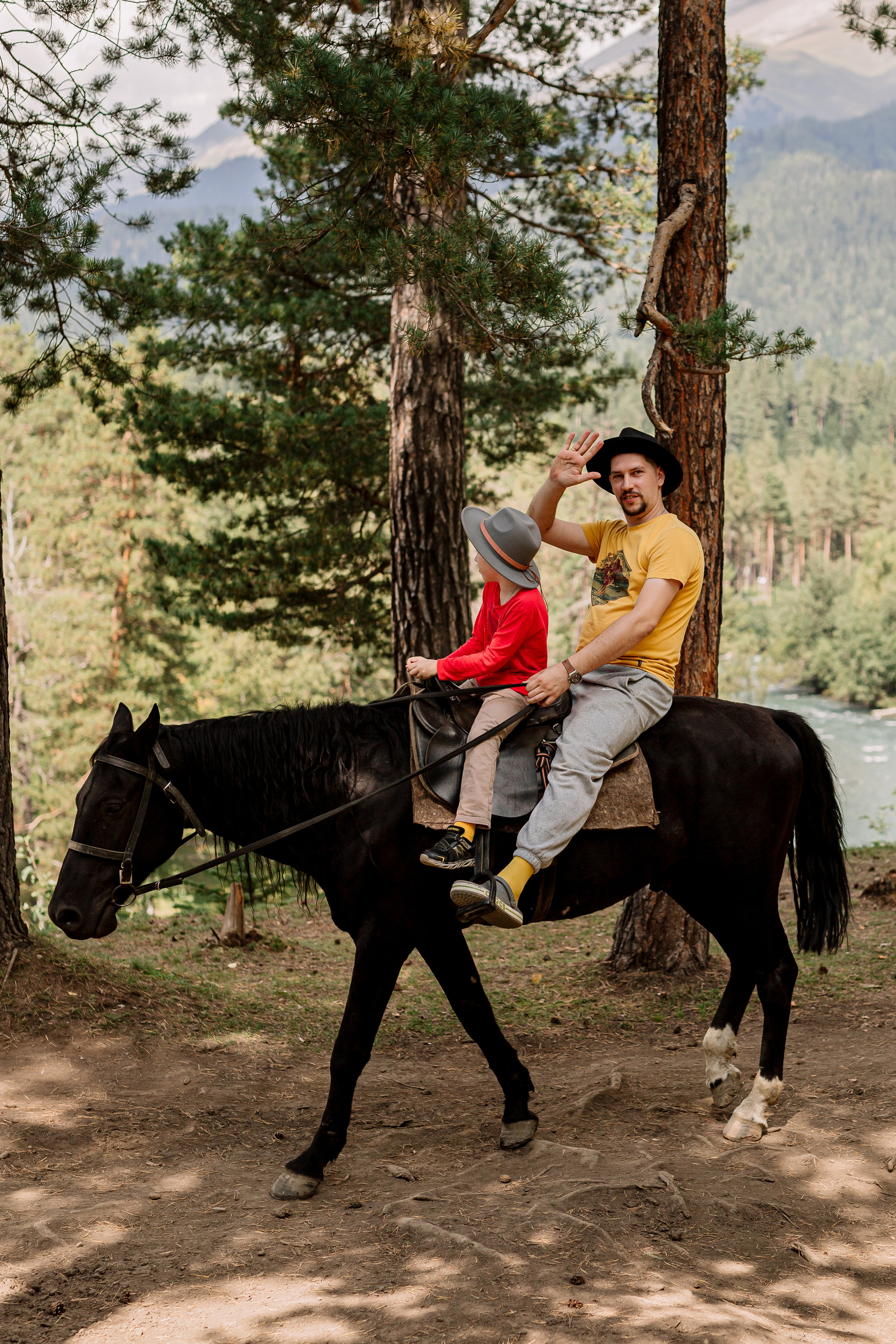  Архыз, горы, лес, семейная съемка в горах, Выездная съемка, фотограф на выезд, семейный фотограф в Астрахани, семейный фотограф, прогулка на лошадях, фотосессия с лошадями, 