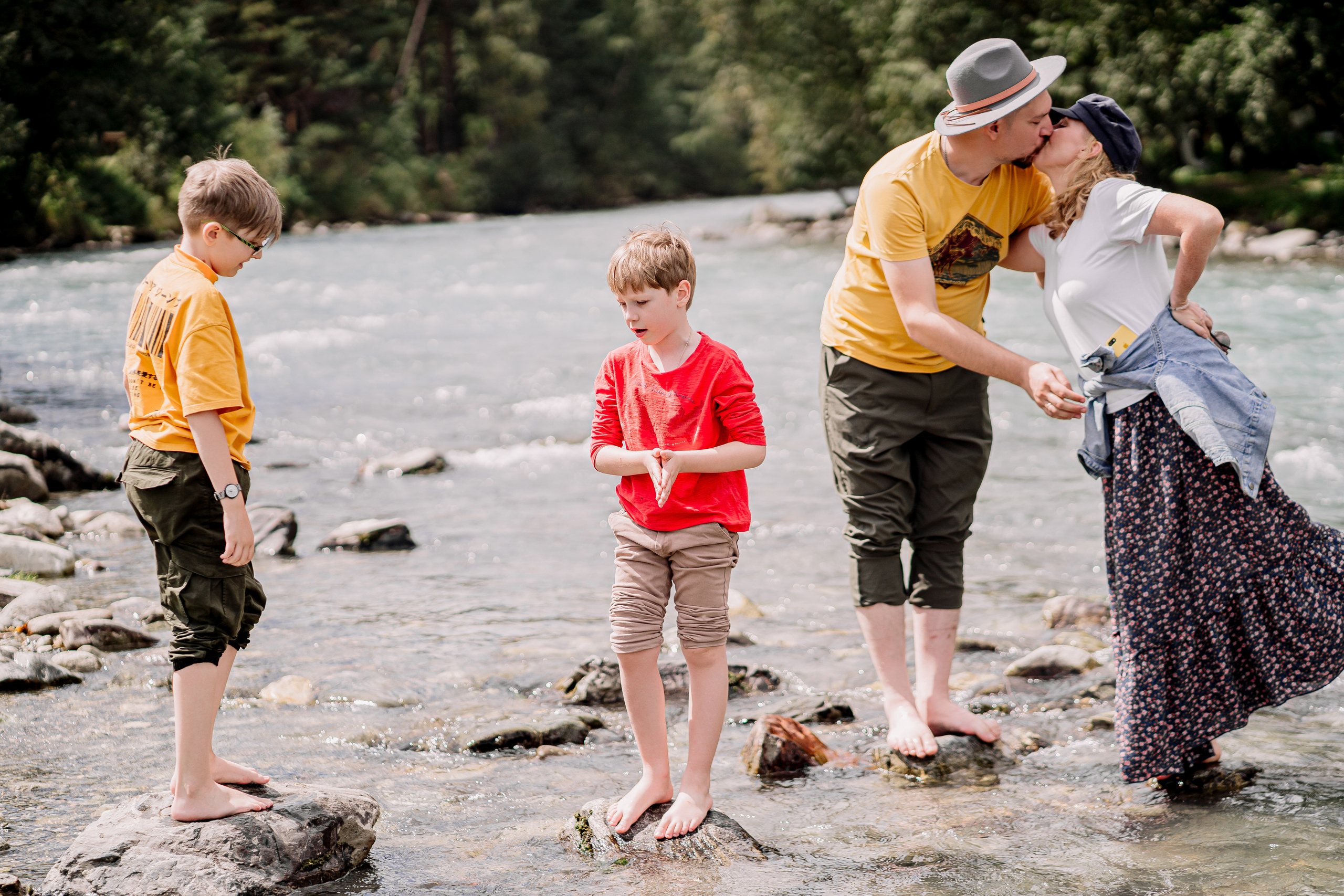 Архыз, горы, лес, семейная съемка в горах, Выездная съемка, фотограф на выезд, семейный фотограф в Астрахани, семейный фотограф, семья на реке, семейная съемка у реки