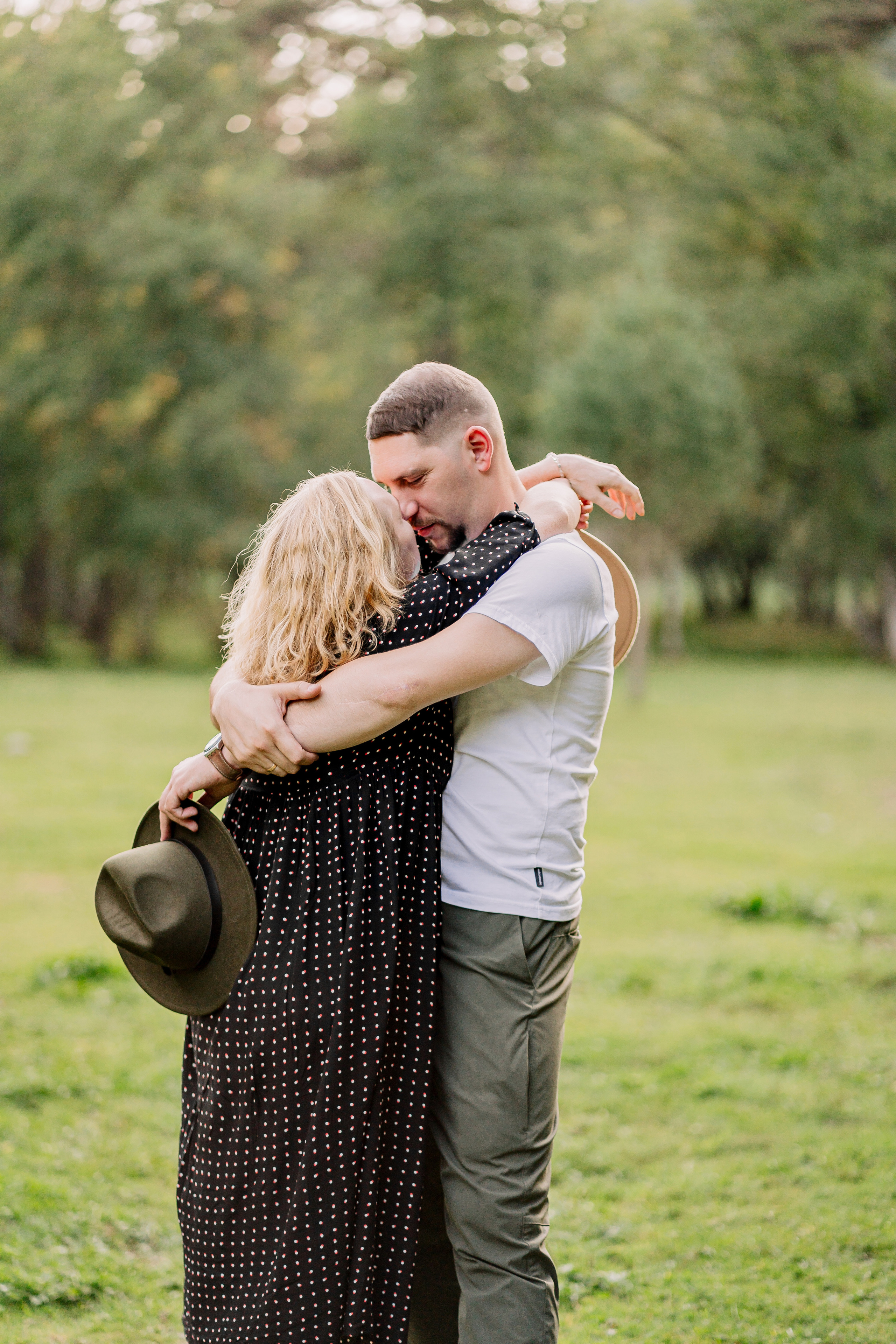 Архыз, горы, лес, семейная съемка в горах, Выездная съемка, фотограф на выезд, семейный фотограф в Астрахани, семейный фотограф,  семейный портрет в горах пара в шляпах обнимается на закатном солнце