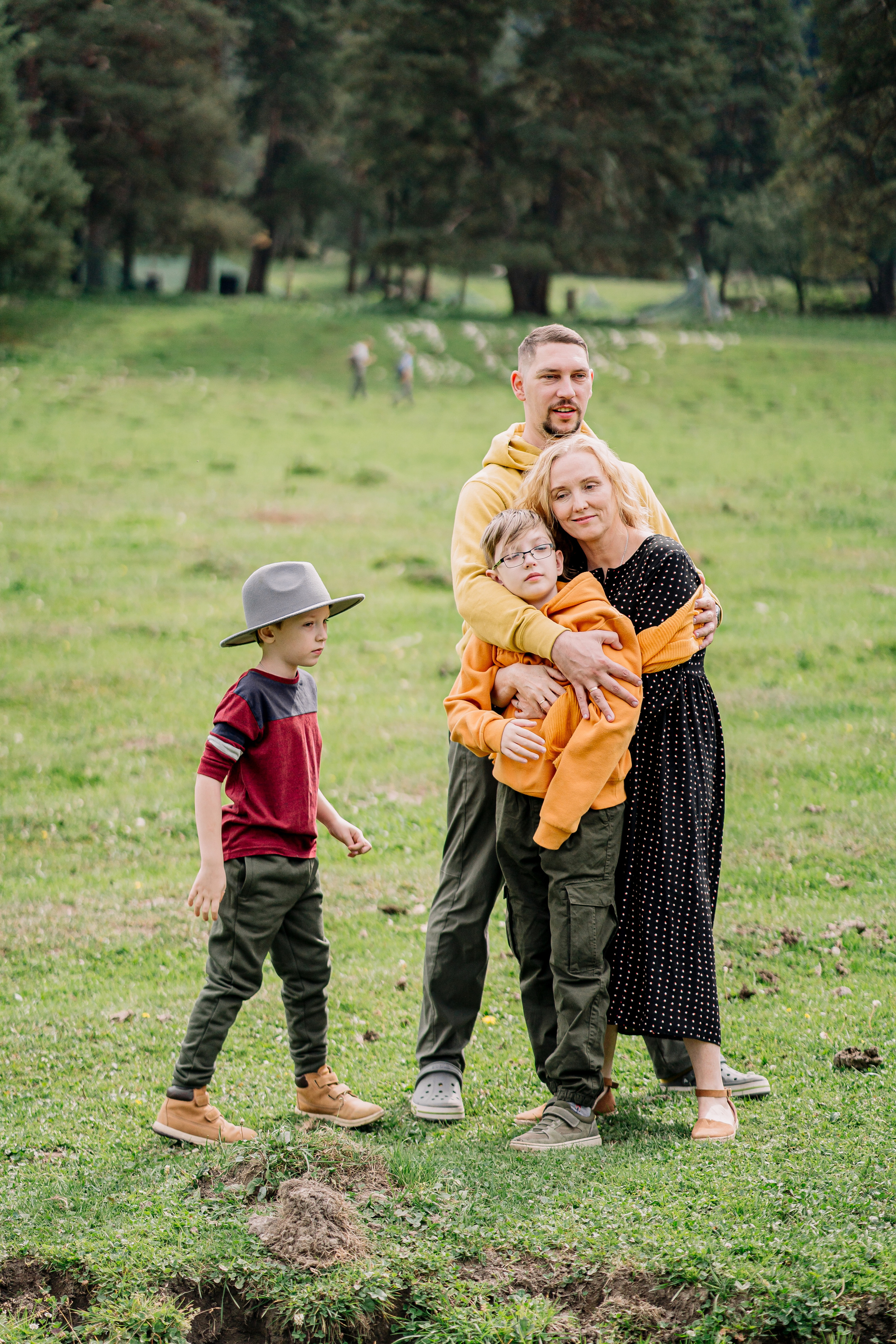 Архыз, горы, лес, семейная съемка в горах, Выездная съемка, фотограф на выезд, семейный фотограф в Астрахани, семейный фотограф,  семейный портрет в горах