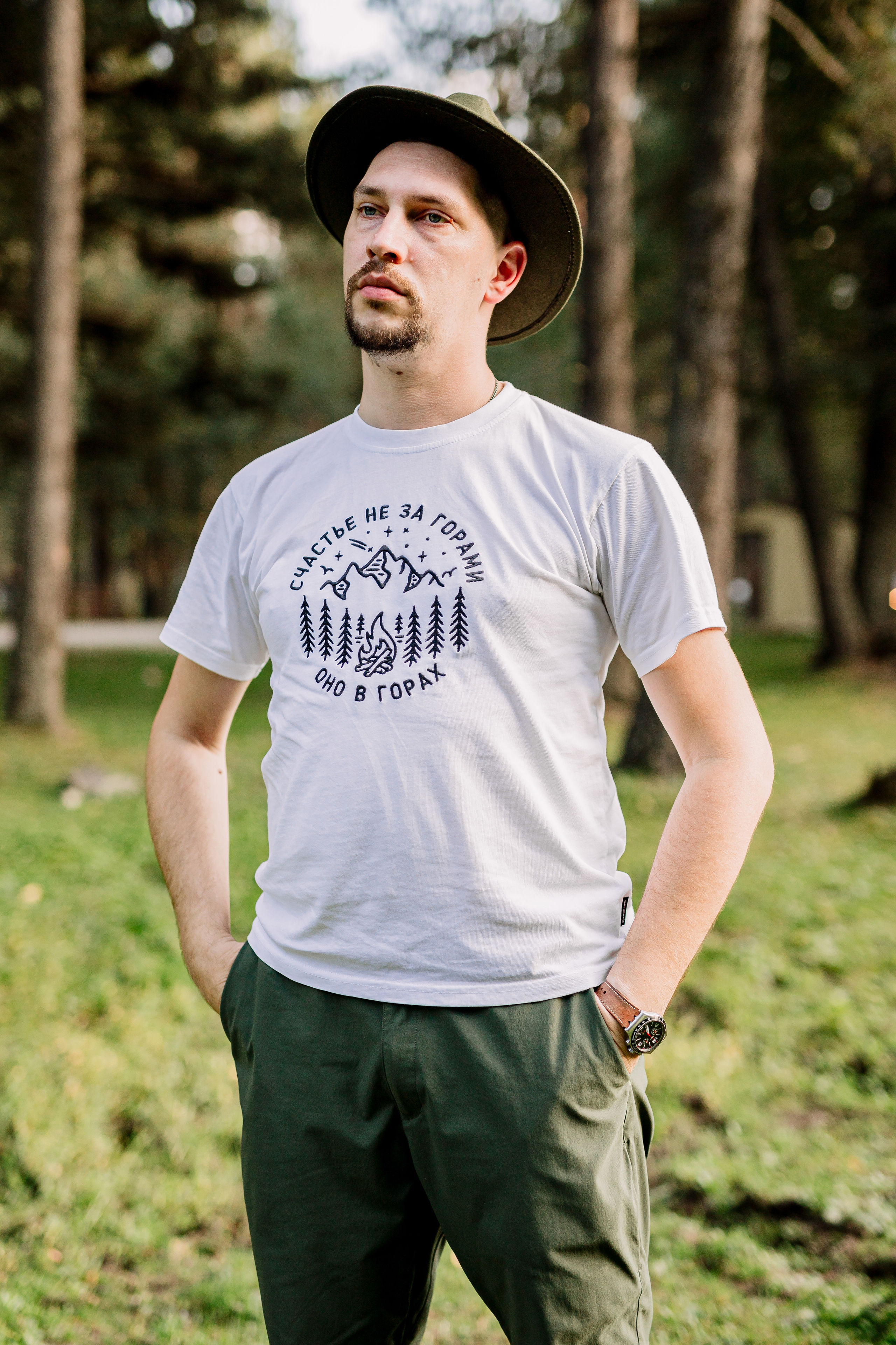 Архыз, горы, лес, семейная съемка в горах, Выездная съемка, фотограф на выезд, семейный фотограф в Астрахани, семейный фотограф, портрет мужчины в шляпе в горах