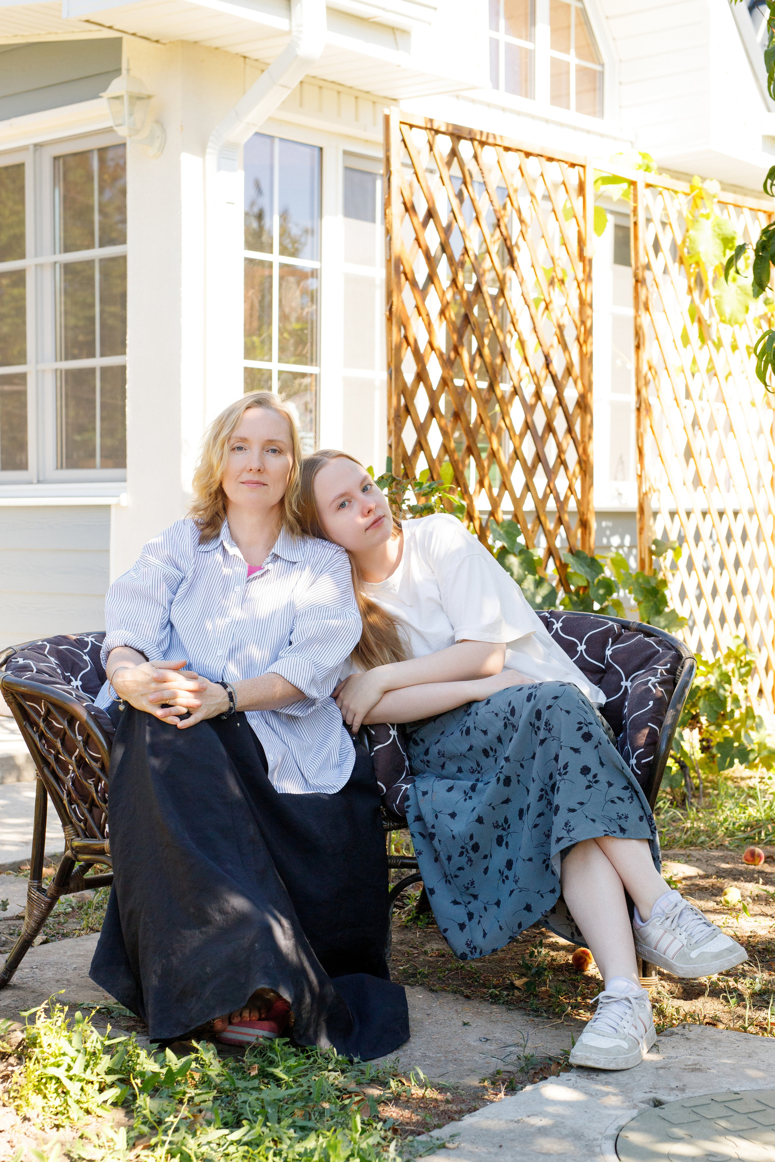 Семейный фотограф в Астрахани, семейная съемка в Астрахани, съемка дома в Астрахани, съемка в загородном доме, съемка на даче, Мама с дочкой, портрет мамы с дочкой на доче