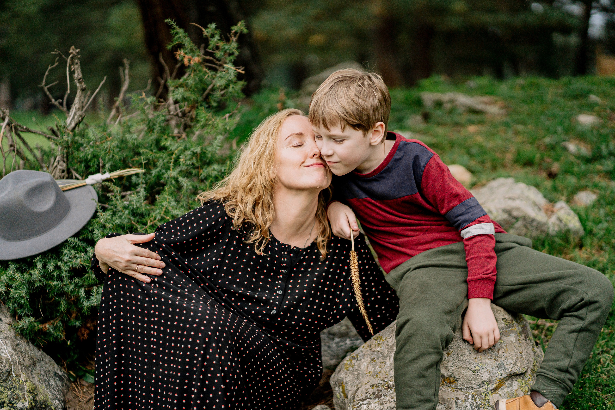 Архыз, горы, лес, семейная съемка в горах, Выездная съемка, фотограф на выезд, семейный фотограф в Астрахани, семейный фотограф, Мама с сыном, 