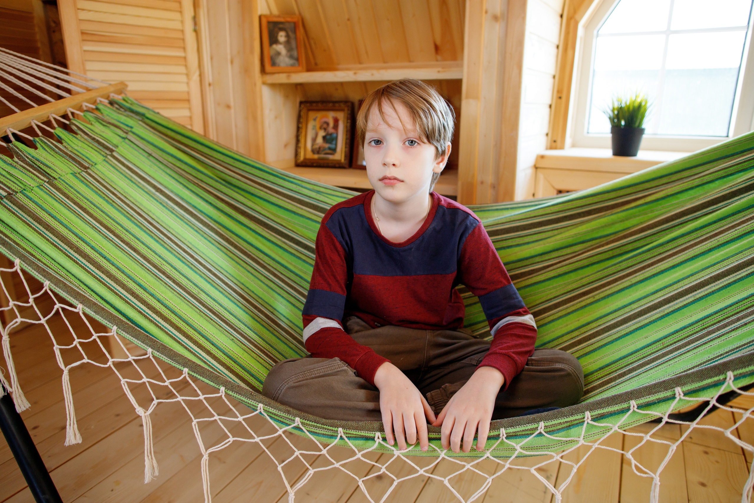 Семейный фотограф в Астрахани, семейная съемка в Астрахани, съемка дома в Астрахани, съемка в загородном доме, съемка на даче, мальчик сидит в гамаке