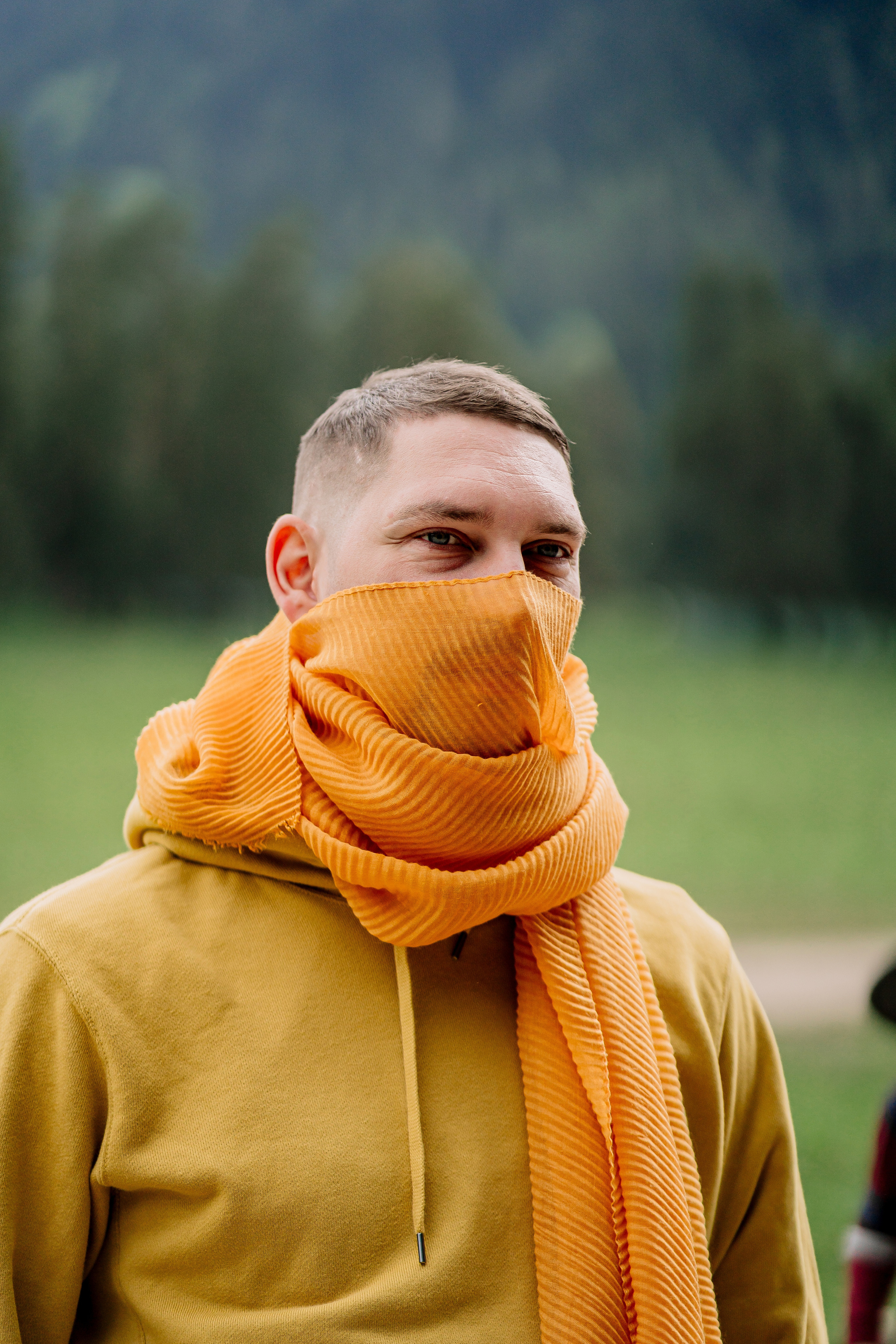 Архыз, горы, лес, семейная съемка в горах,Выездная съемка, фотограф на выезд, семейный фотограф в Астрахани, семейный фотограф,  портрет мужчины в желтом шарфе и толстовке