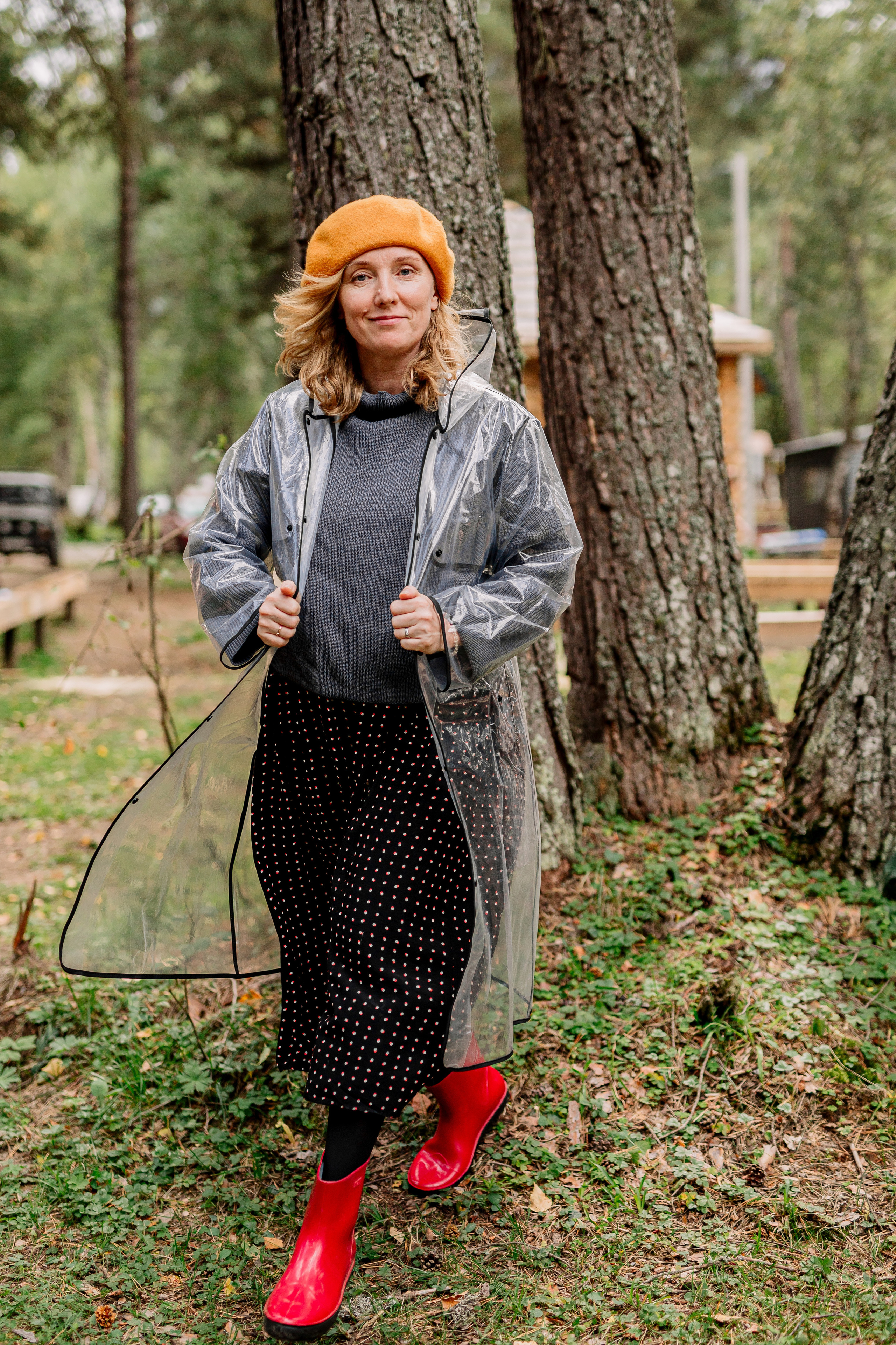 Архыз, горы, лес, семейная съемка в горах, Выездная съемка, фотограф на выезд, семейный фотограф в Астрахани, семейный фотограф, Портрет девушки в красных сапожках и желтом берете