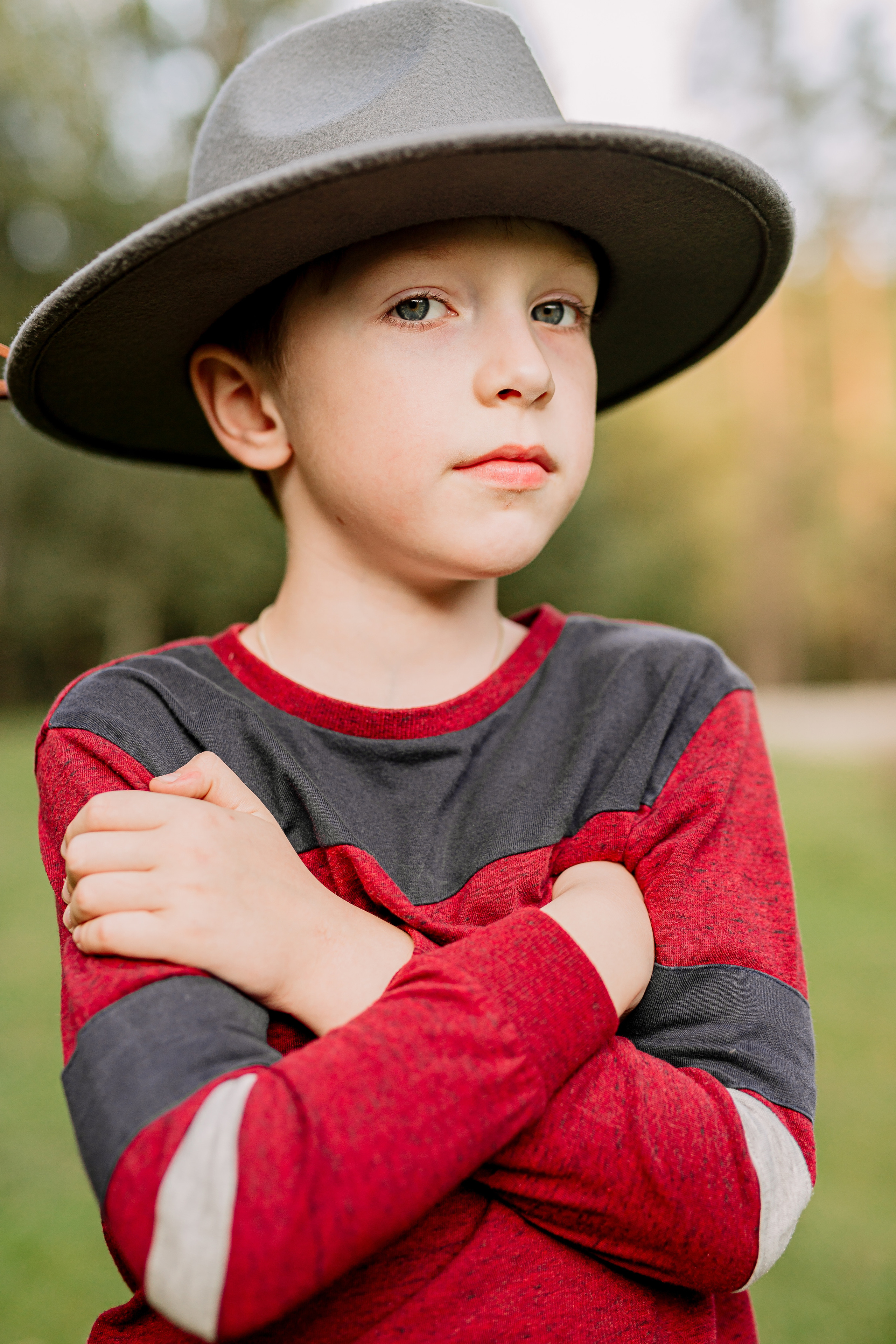 Архыз, горы, лес, семейная съемка в горах,  Выездная съемка, фотограф на выезд, семейный фотограф в Астрахани, семейный фотограф, крупный портрет мальчика в шляпе