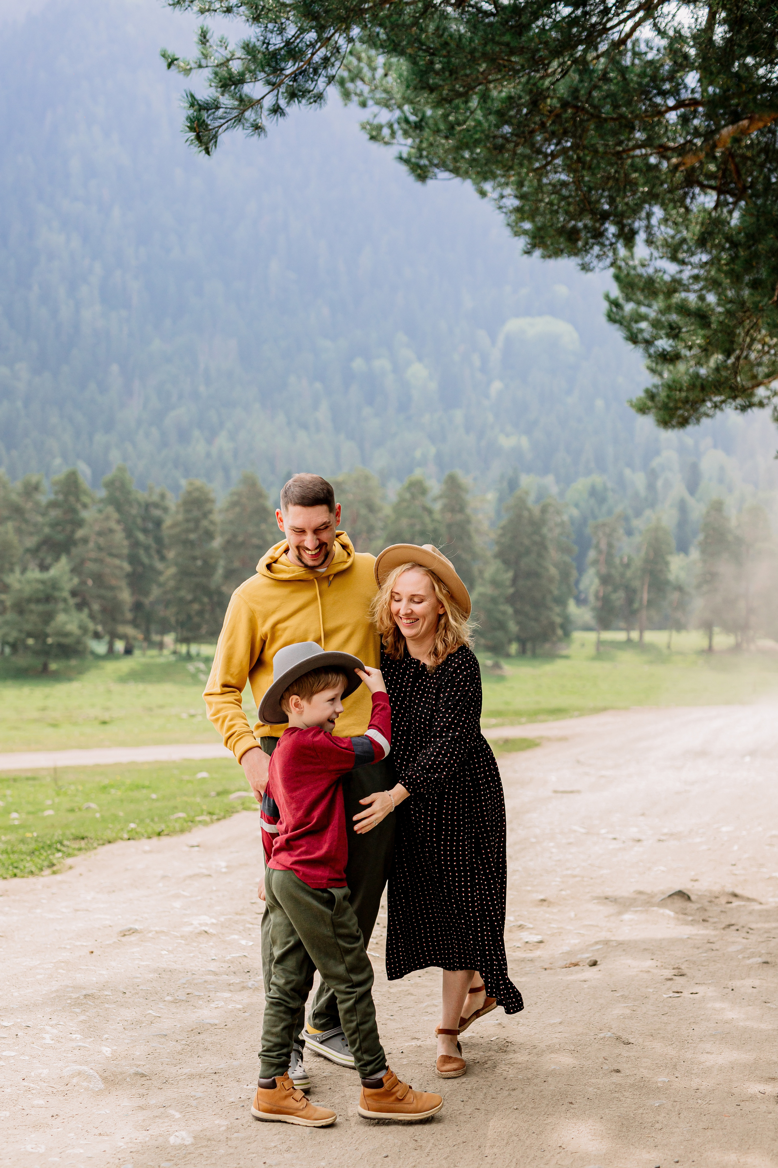 Архыз, горы, лес, семейная съемка в горах, Выездная съемка, фотограф на выезд, семейный фотограф в Астрахани, семейный фотограф,  семейный портрет в горах под деревом
