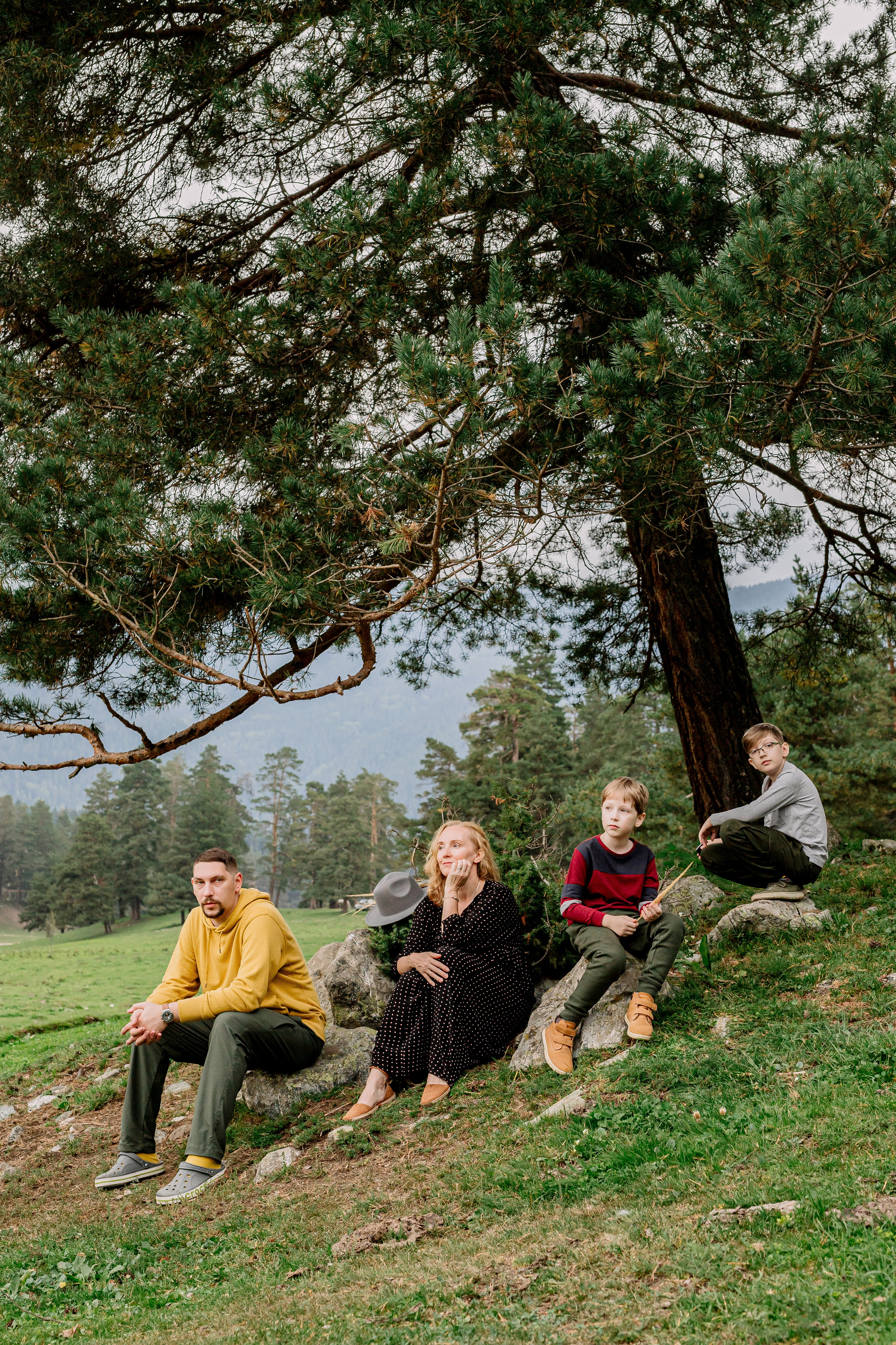 Архыз, горы, лес, семейная съемка в горах, Выездная съемка, фотограф на выезд, семейный фотограф в Астрахани, семейный фотограф,  семейный портрет в горах под деревом
