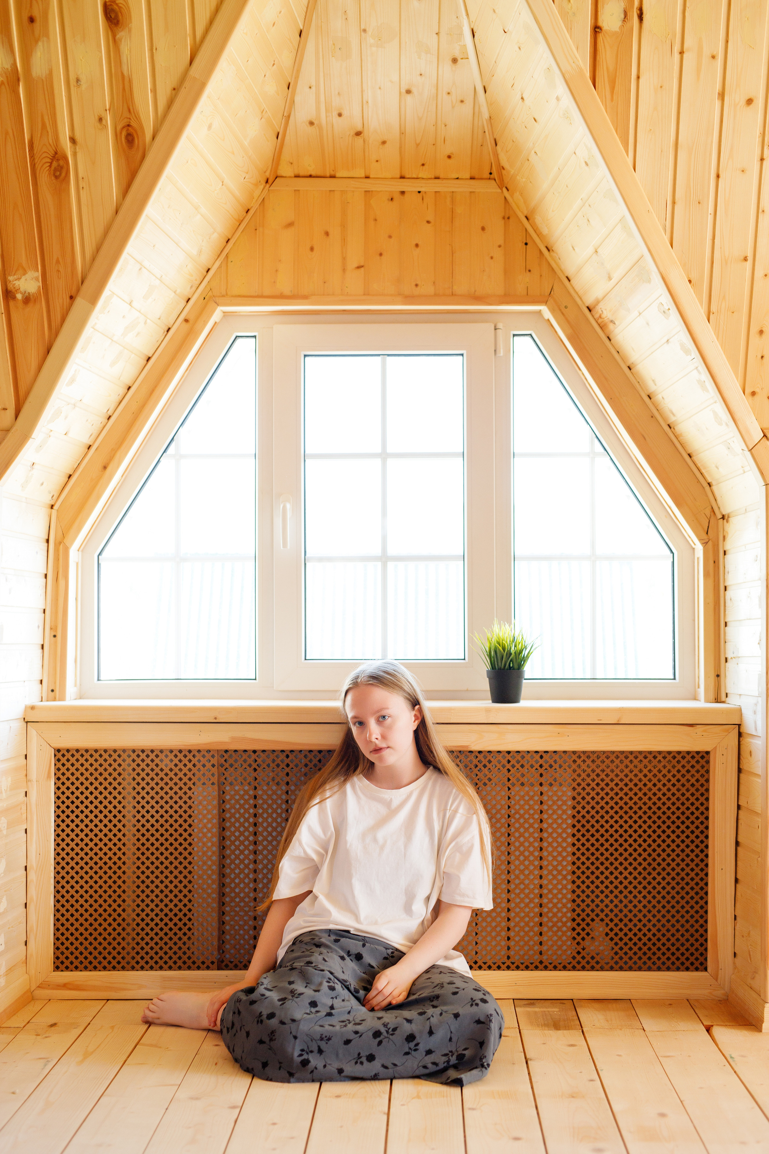 Семейный фотограф в Астрахани, семейная съемка в Астрахани, съемка дома в Астрахани, съемка в загородном доме, съемка на даче, портрет девушки на даче, девушка сидит на полу в загородном домике.