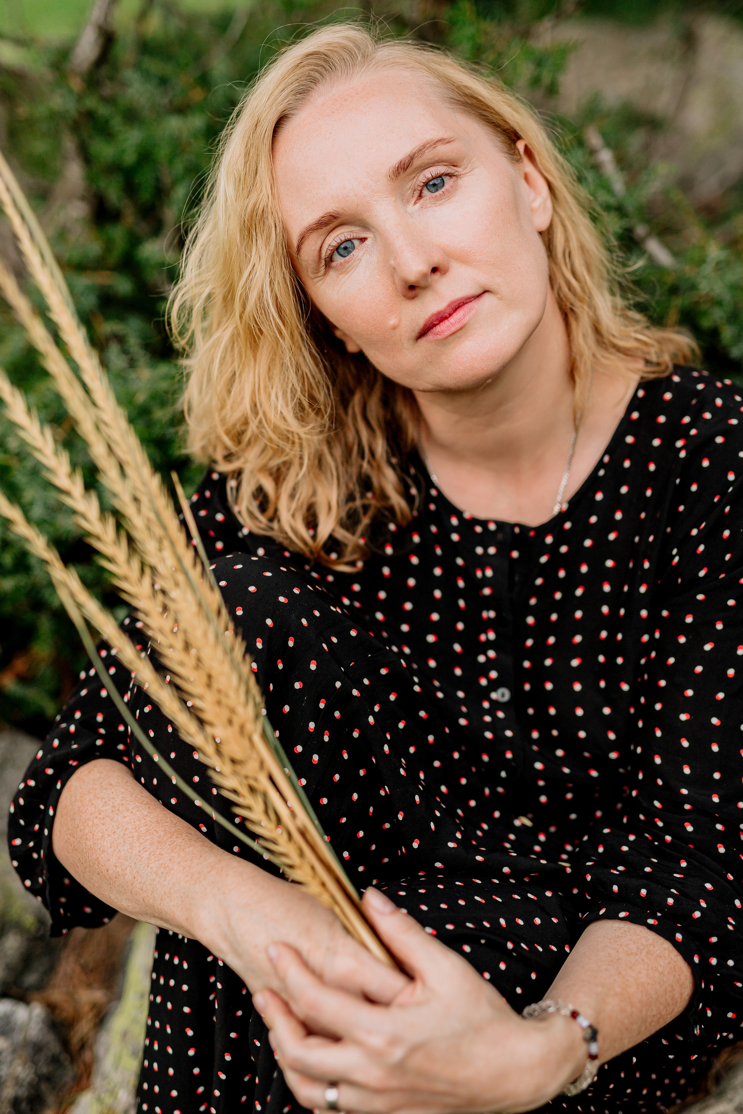 Архыз, горы, лес, семейная съемка в горах, Выездная съемка, фотограф на выезд, семейный фотограф в Астрахани, семейный фотограф, портрет девушки с светлыми волосами и колосьями в руках