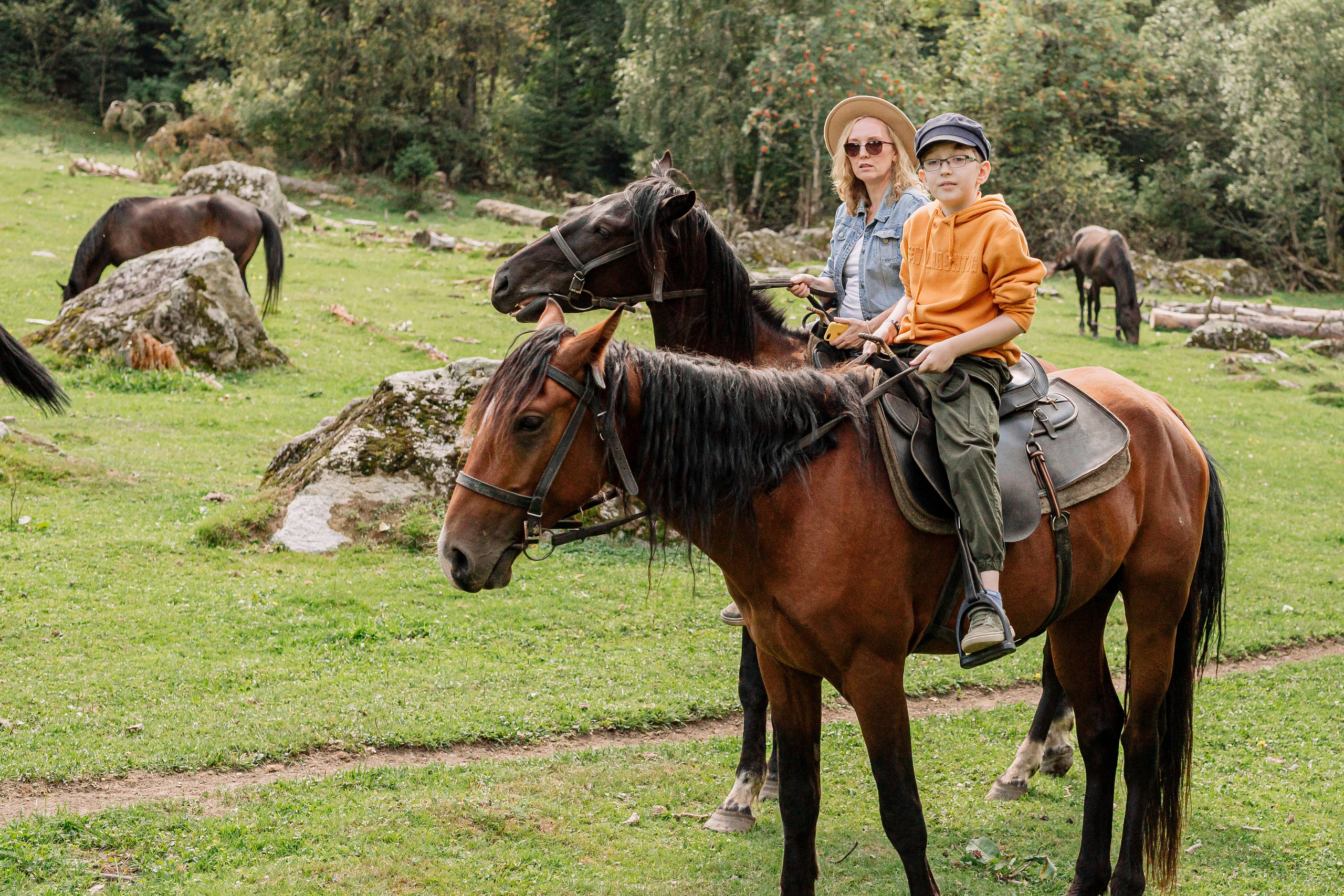 Архыз, горы, лес, семейная съемка в горах, Выездная съемка, фотограф на выезд, семейный фотограф в Астрахани, семейный фотограф, прогулка на лошадях, фотосессия с лошадями, 