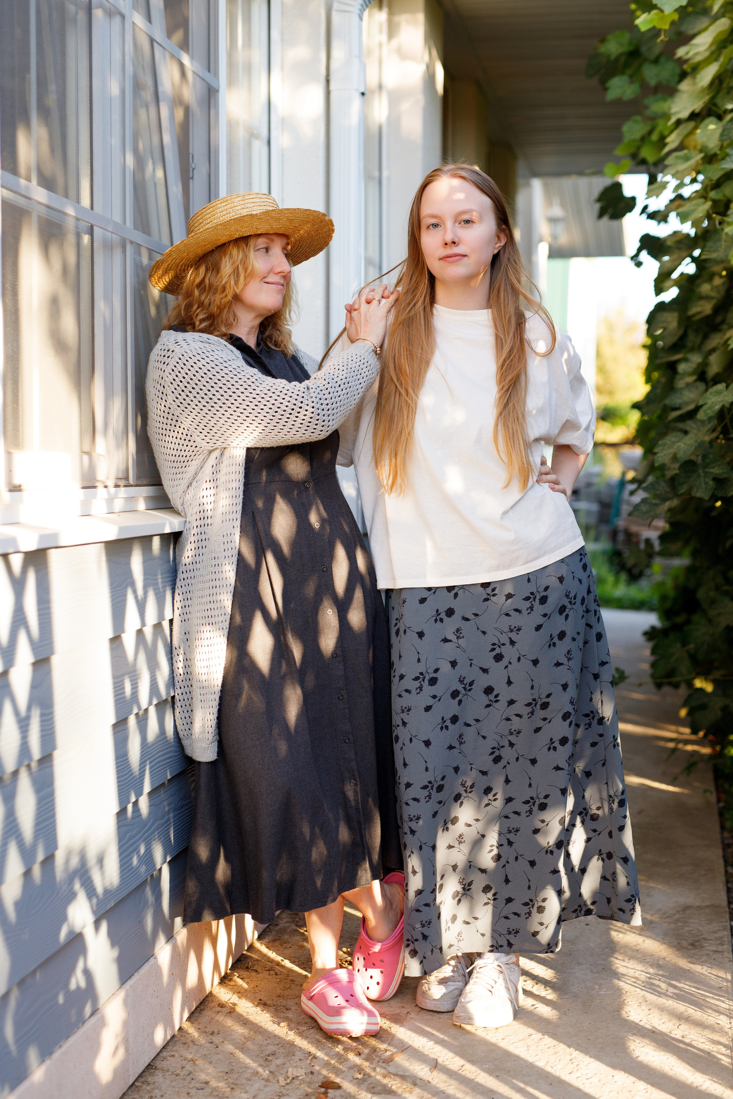Семейный фотограф в Астрахани, семейная съемка в Астрахани, съемка дома в Астрахани, съемка в загородном доме, съемка на даче, Мама с дочкой, портрет мамы с дочкой на доче
