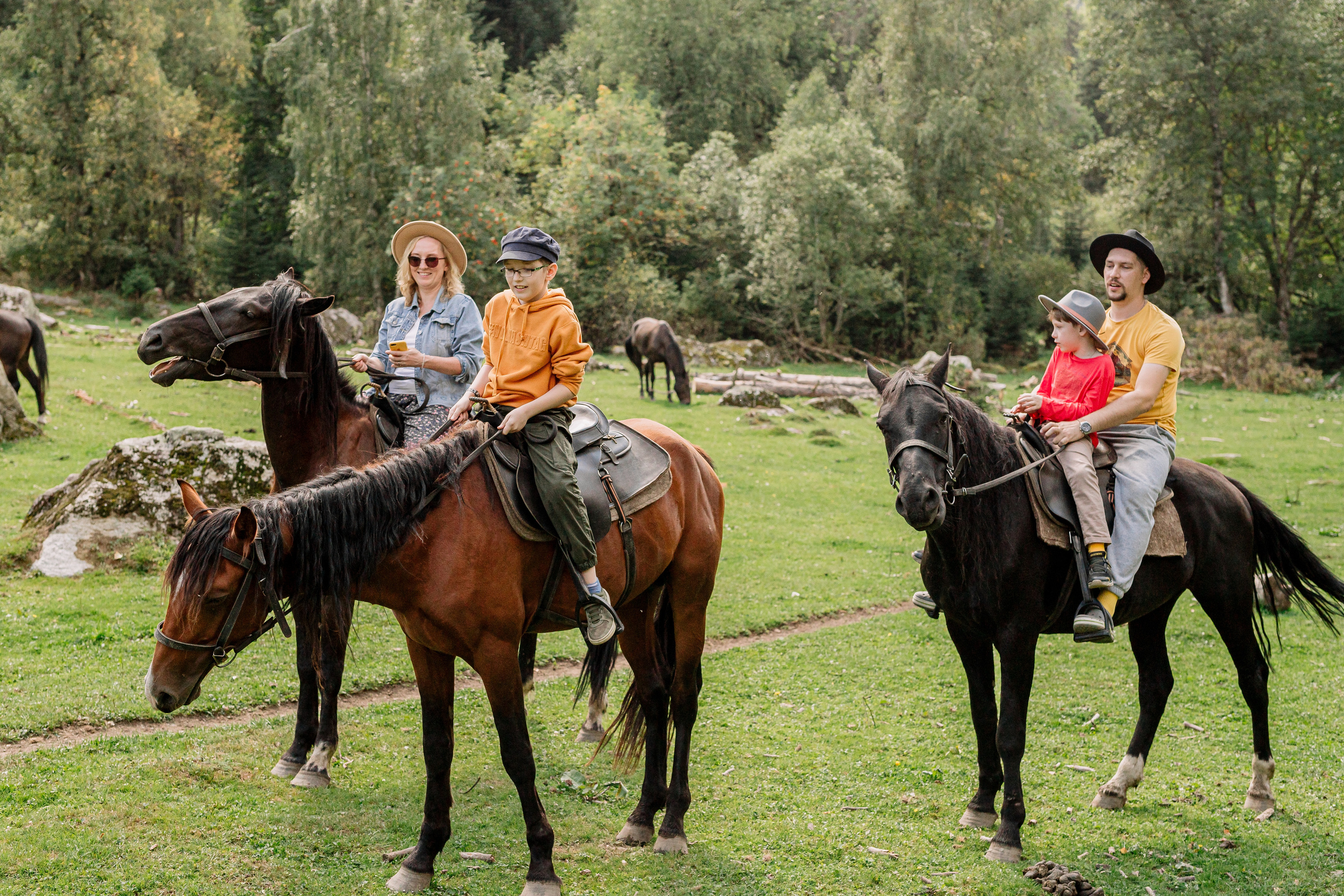 Архыз, горы, лес, семейная съемка в горах, Выездная съемка, фотограф на выезд, семейный фотограф в Астрахани, семейный фотограф, прогулка на лошадях, фотосессия с лошадями, 