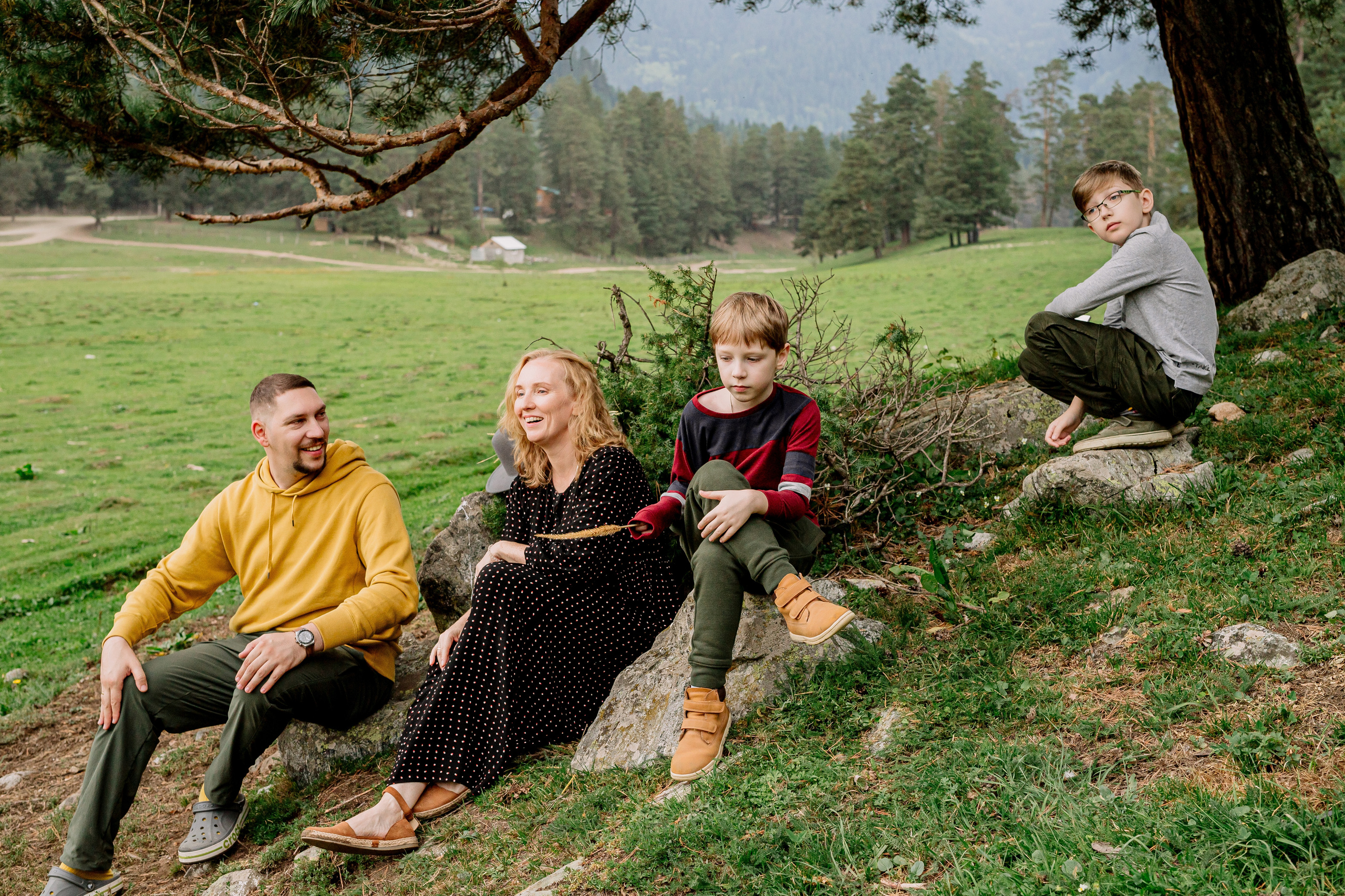 Архыз, горы, лес, семейная съемка в горах, Выездная съемка, фотограф на выезд, семейный фотограф в Астрахани, семейный фотограф,  семейный портрет в горах под деревом