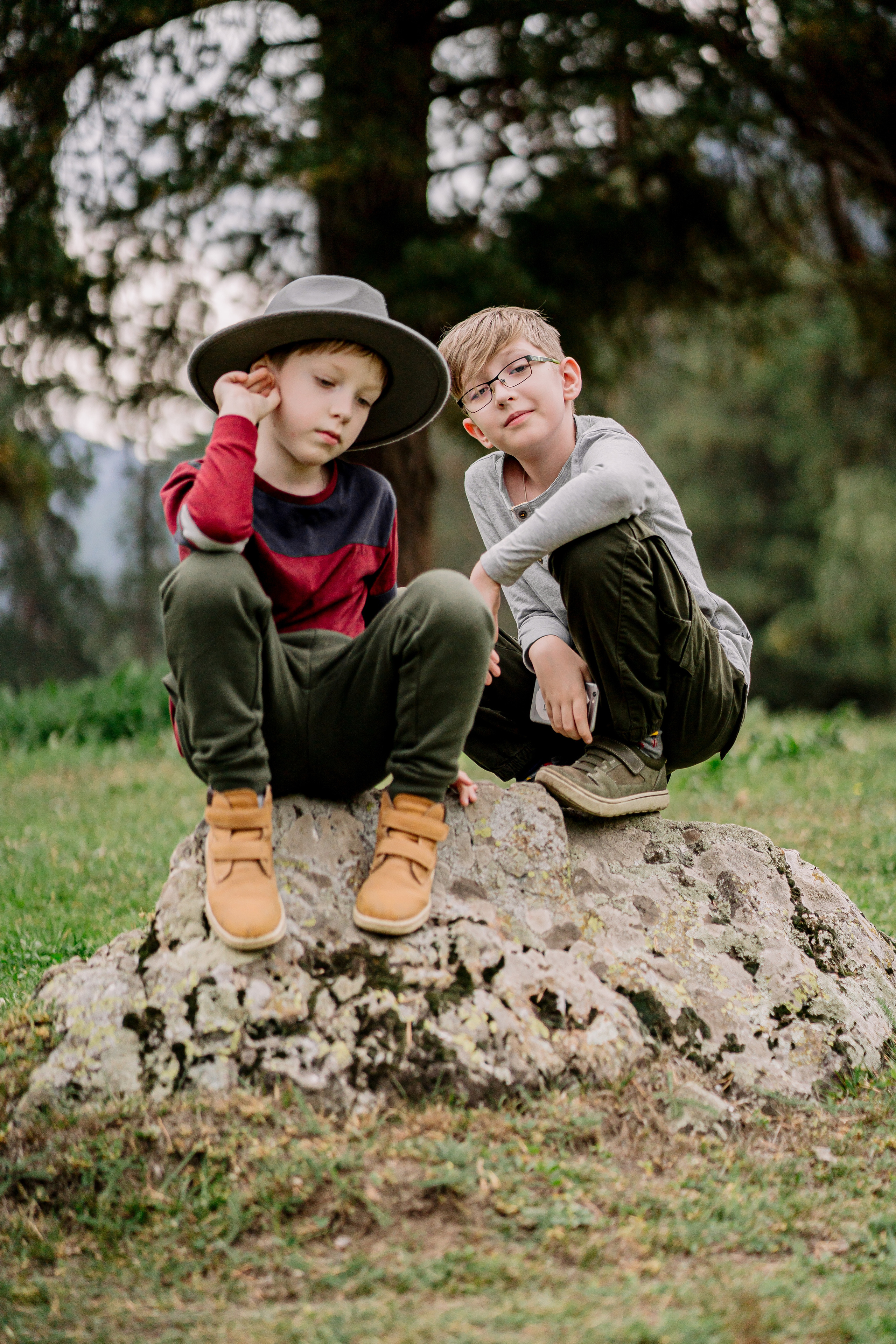 Архыз, горы, лес, семейная съемка в горах, Выездная съемка, фотограф на выезд, семейный фотограф в Астрахани, семейный фотограф,  два брата сидят на камнях в горах