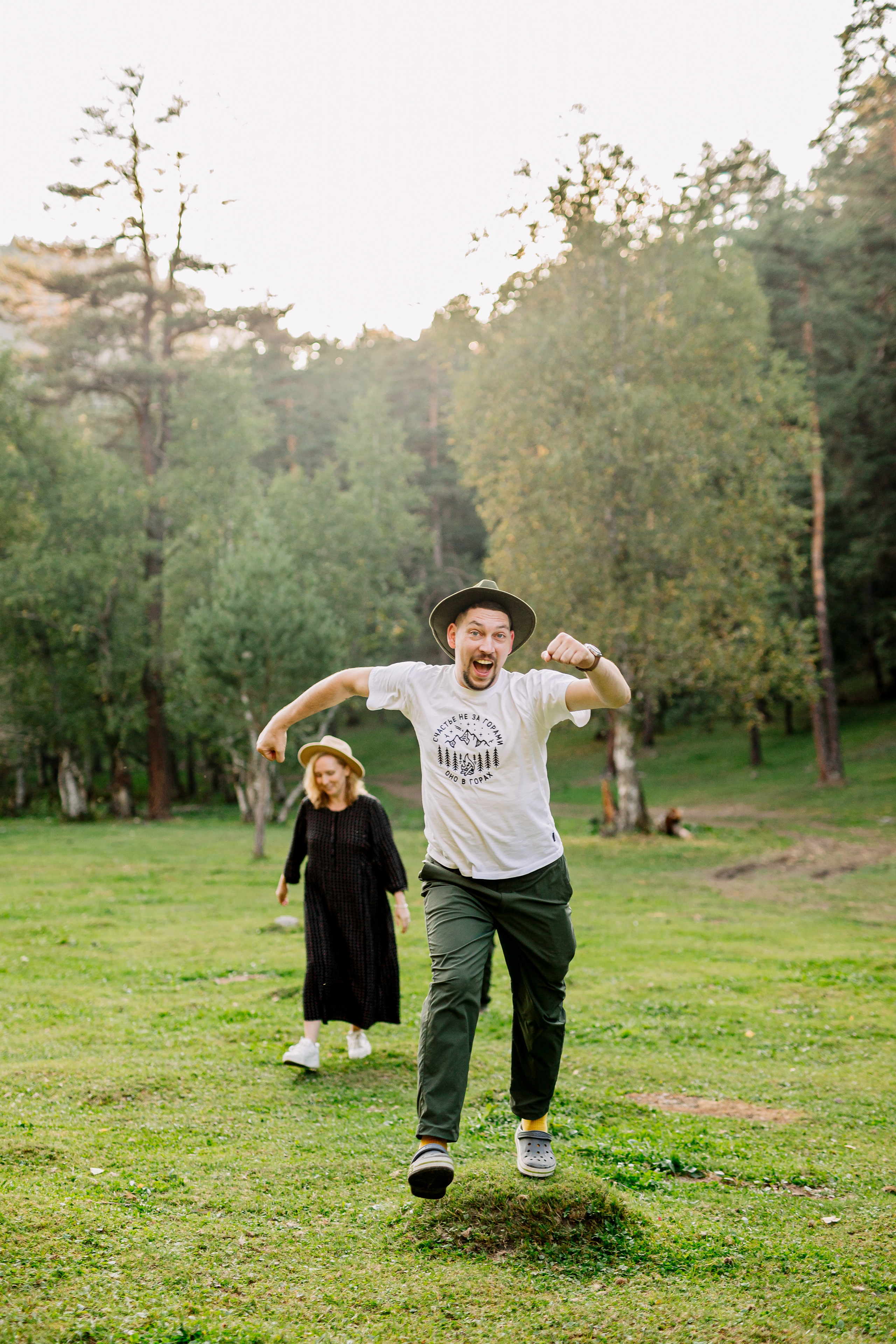 Архыз, горы, лес, семейная съемка в горах, Выездная съемка, фотограф на выезд, семейный фотограф в Астрахани, семейный фотограф,  семейный портрет в горах 