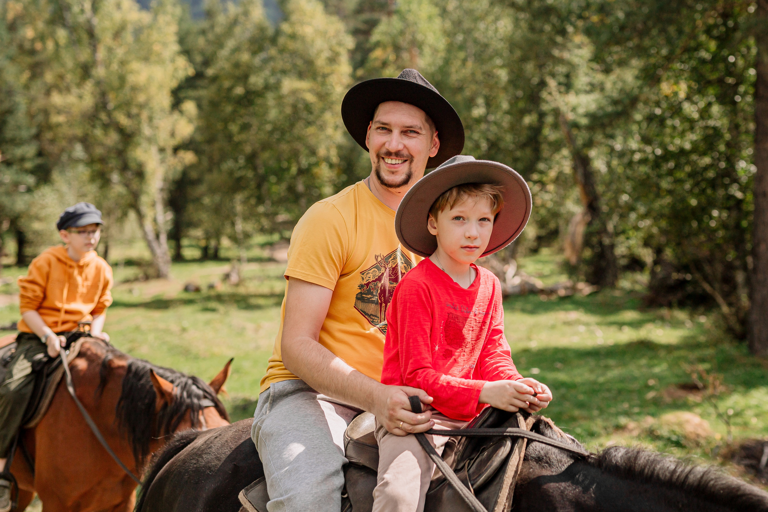 Архыз, горы, лес, семейная съемка в горах, Выездная съемка, фотограф на выезд, семейный фотограф в Астрахани, семейный фотограф, прогулка на лошадях, фотосессия с лошадями, 