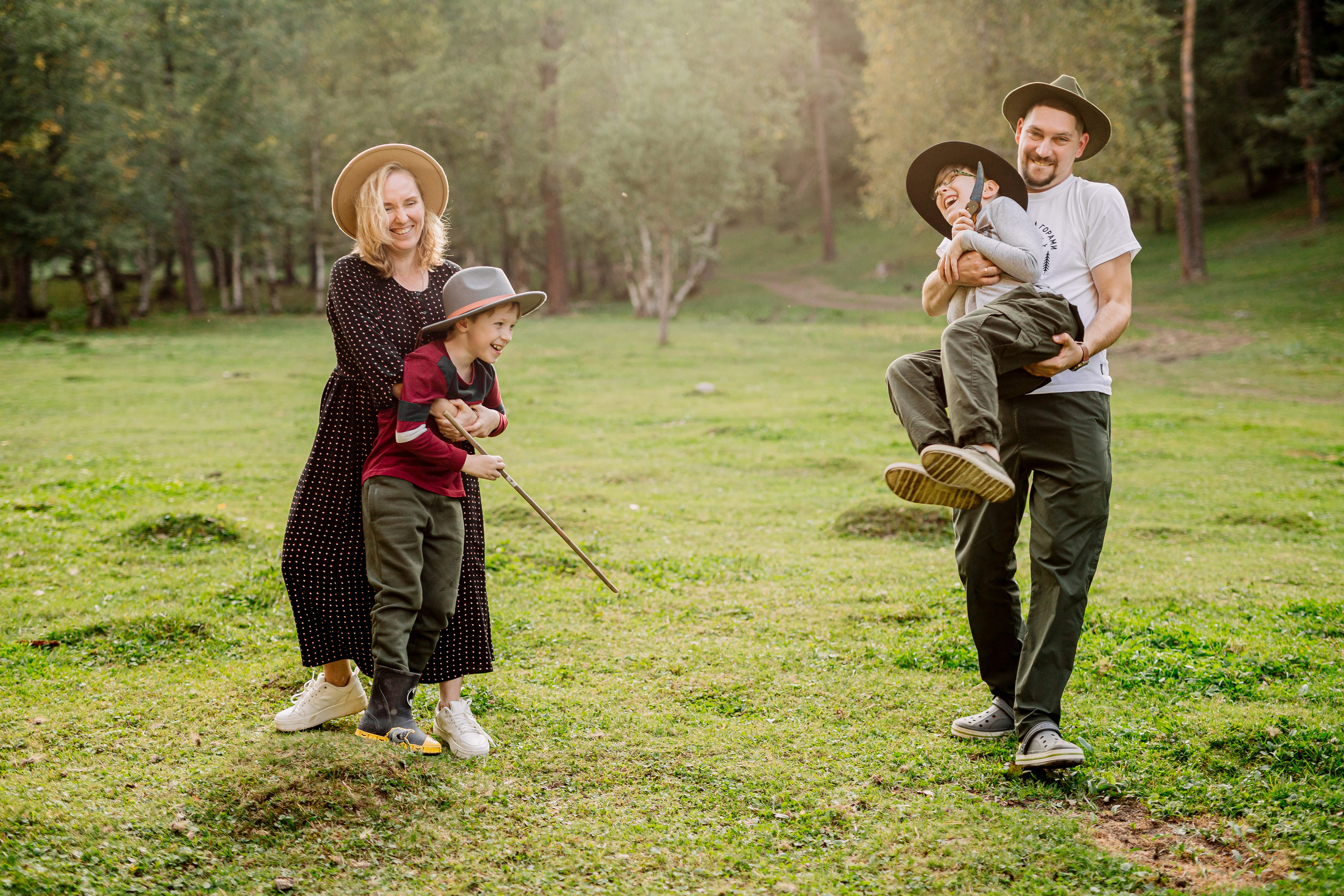 Архыз, горы, лес, семейная съемка в горах,  Выездная съемка, фотограф на выезд, семейный фотограф в Астрахани, семейный фотограф,  семейный портрет в горах 