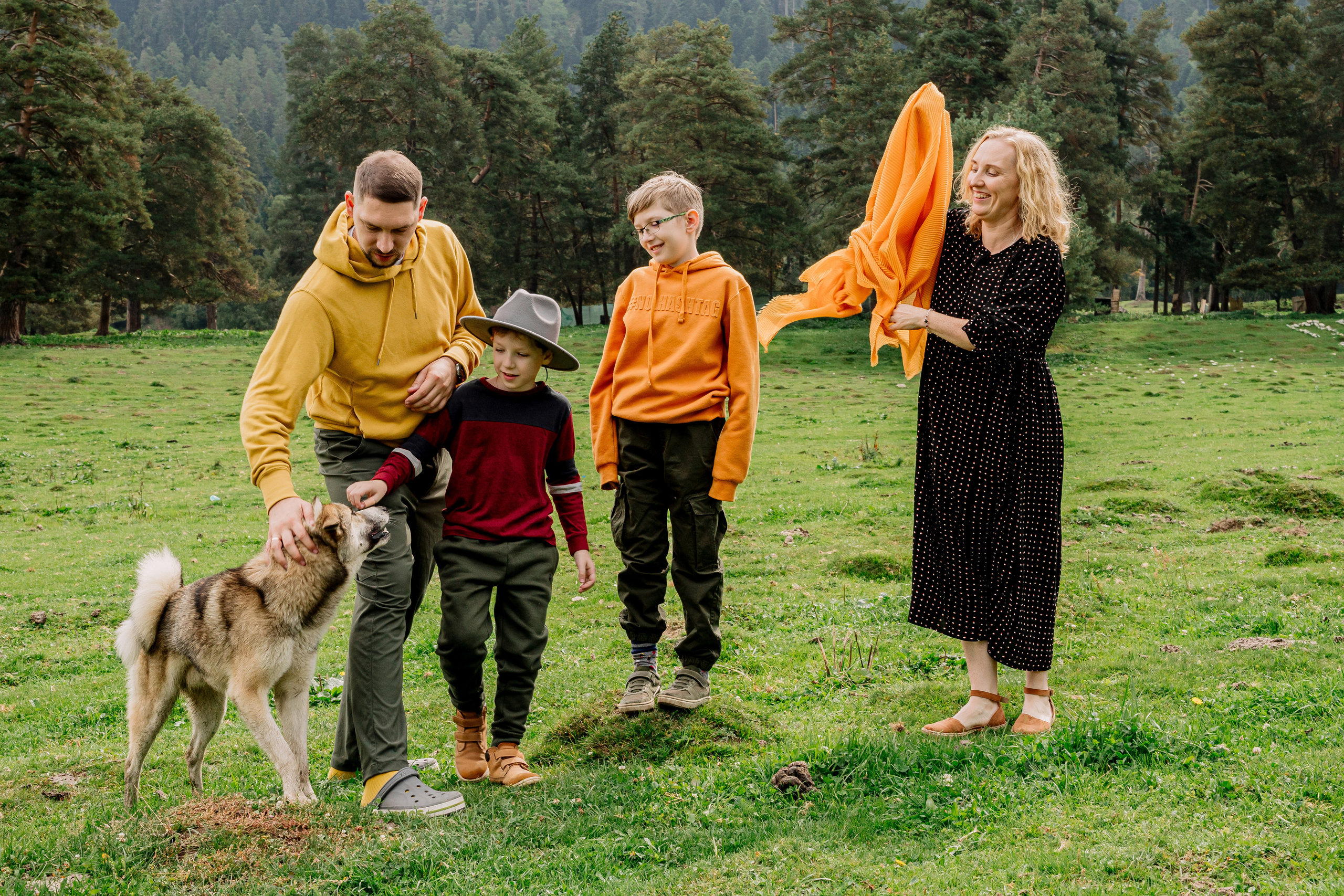 Архыз, горы, лес, семейная съемка в горах, Выездная съемка, фотограф на выезд, семейный фотограф в Астрахани, семейный фотограф, семья веселиться в горах, семейный портрет, желтый шарф