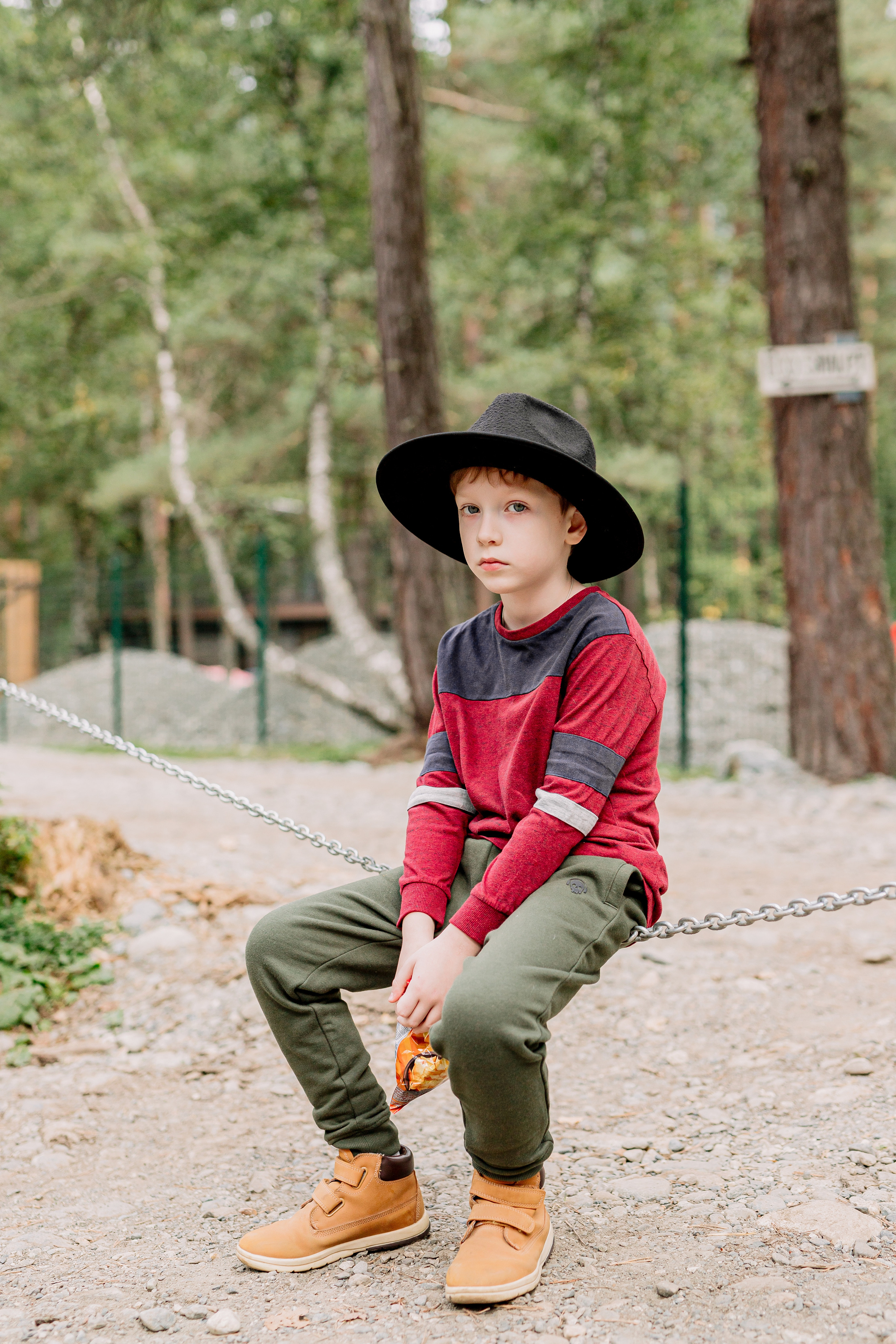 Архыз, горы, лес, семейная съемка в горах, Выездная съемка, фотограф на выезд, семейный фотограф в Астрахани, семейный фотограф, портрет мальчика в шляпе с полями, грустный мальчик, 