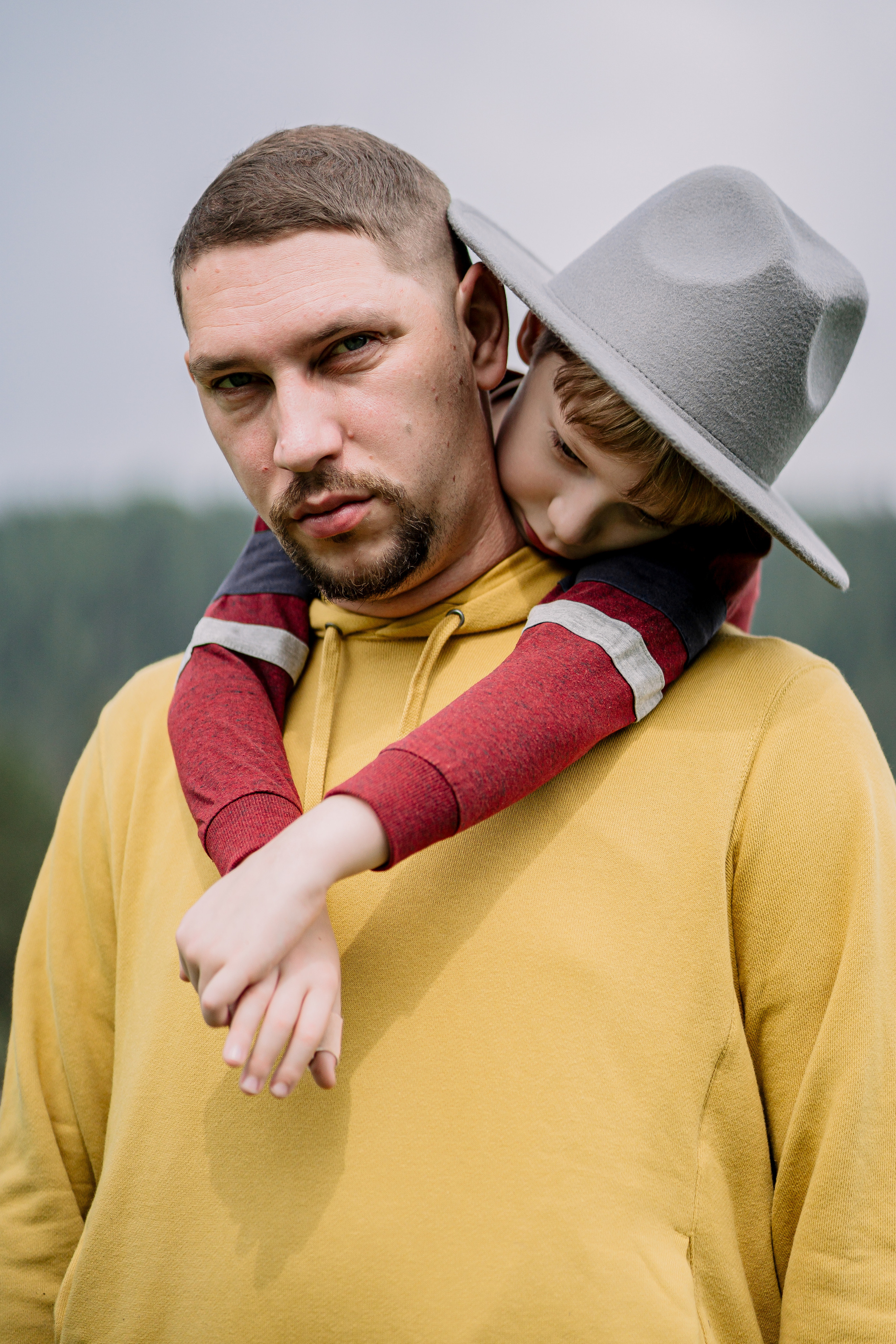 Архыз, горы, лес, семейная съемка в горах, Выездная съемка, фотограф на выезд, семейный фотограф в Астрахани, семейный фотограф,  портрет отца с сыном, 