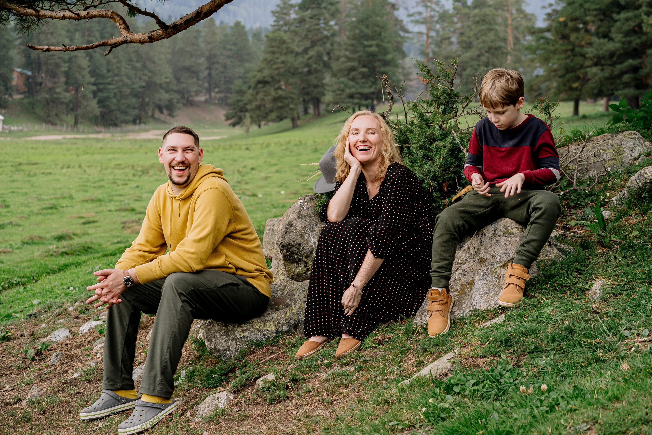 Архыз, горы, лес, семейная съемка в горах, Выездная съемка, фотограф на выезд, семейный фотограф в Астрахани, семейный фотограф,  семейный портрет в горах под деревом